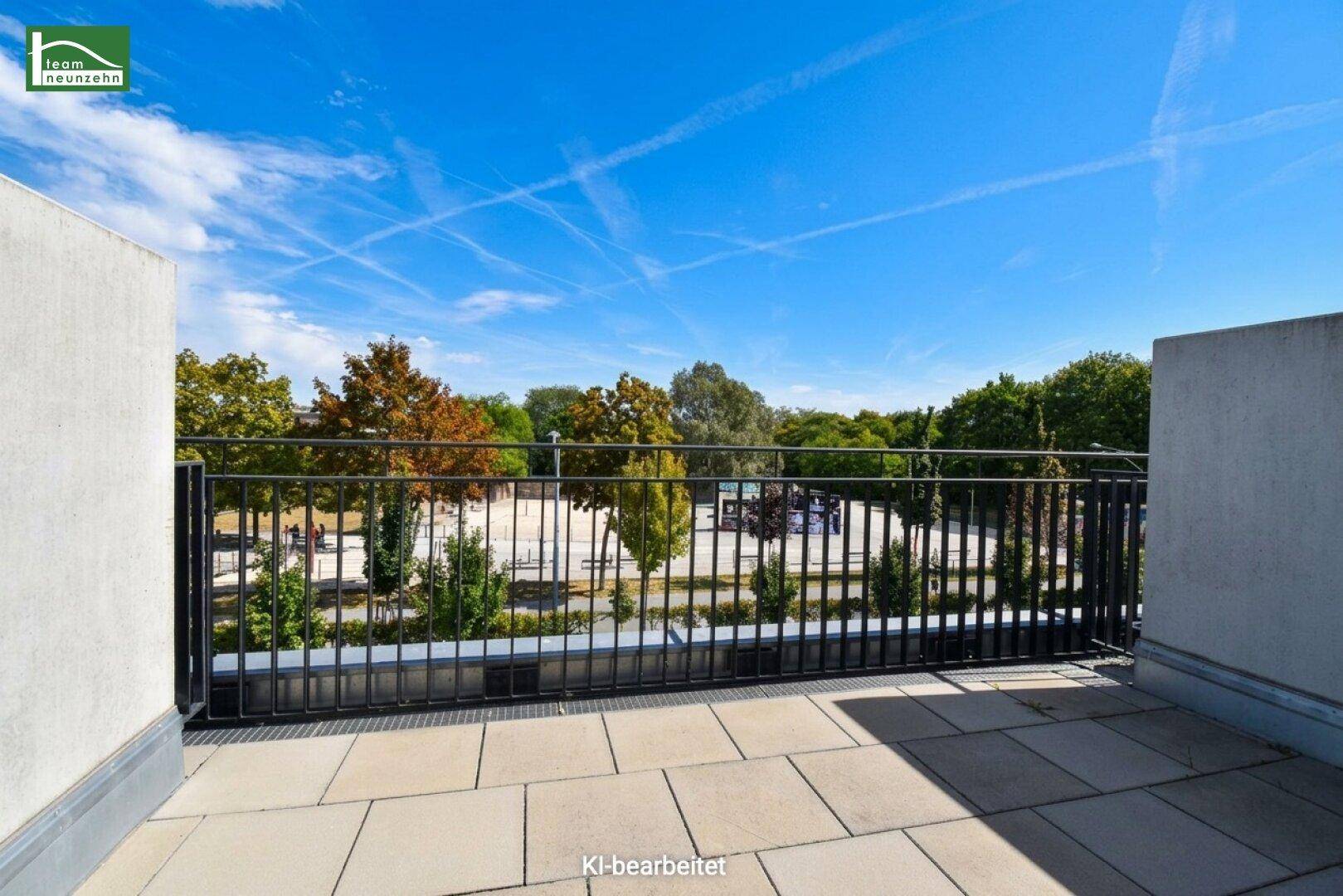 Geräumige Dachterrasse mit Steinplatten und Blick ins Grüne, perfekt für entspannte Stunden im Freien.