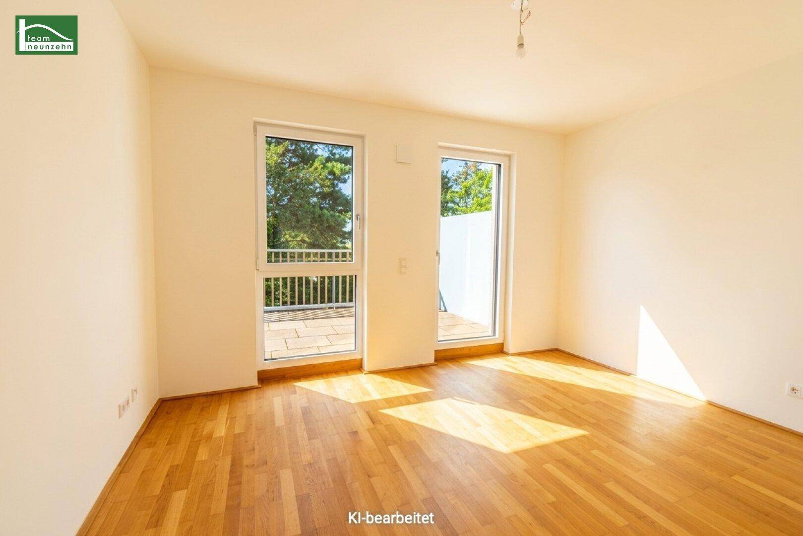 Heller Raum mit Eichenparkettboden und Zugang zu einer Terrasse, ideal für Wohn- oder Schlafzimmer.