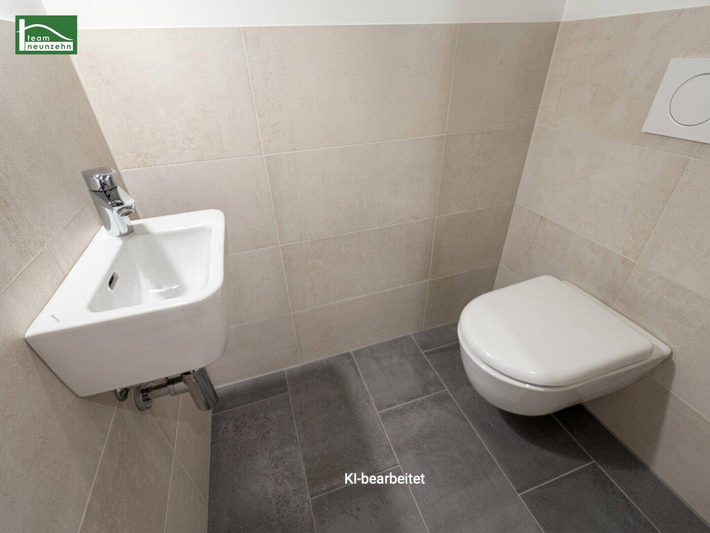 Modernes Gäste-WC mit wandhängender Toilette und kleinem Waschbecken, hellen Wandfliesen.