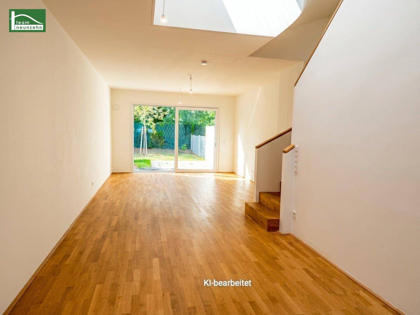 Helles Wohnzimmer mit Eichenparkett, Zugang zum Garten und viel Tageslicht durch große Fenster.