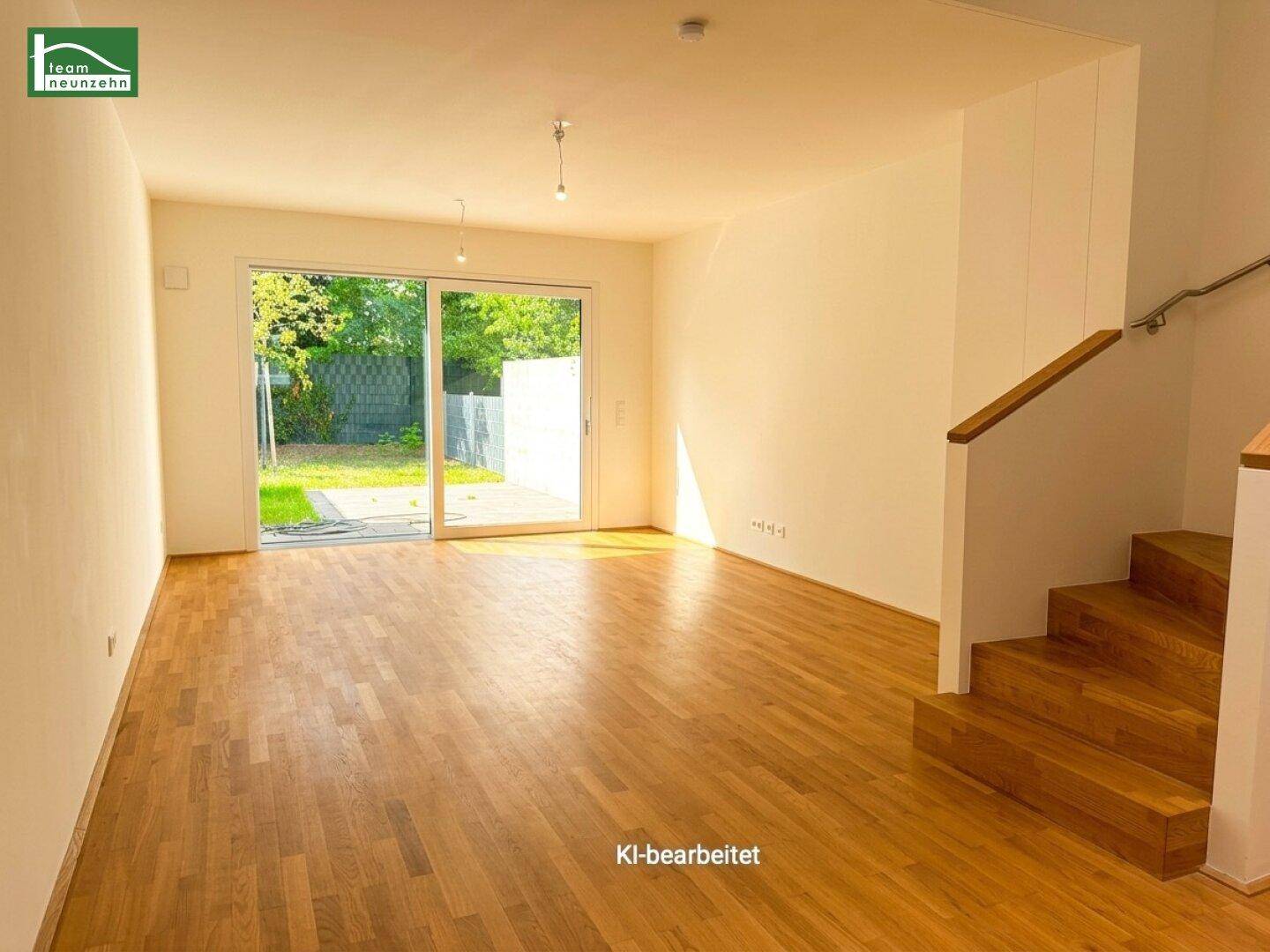 Geräumiges Wohnzimmer mit hellem Parkettboden und direktem Zugang zum privaten Gartenbereich.