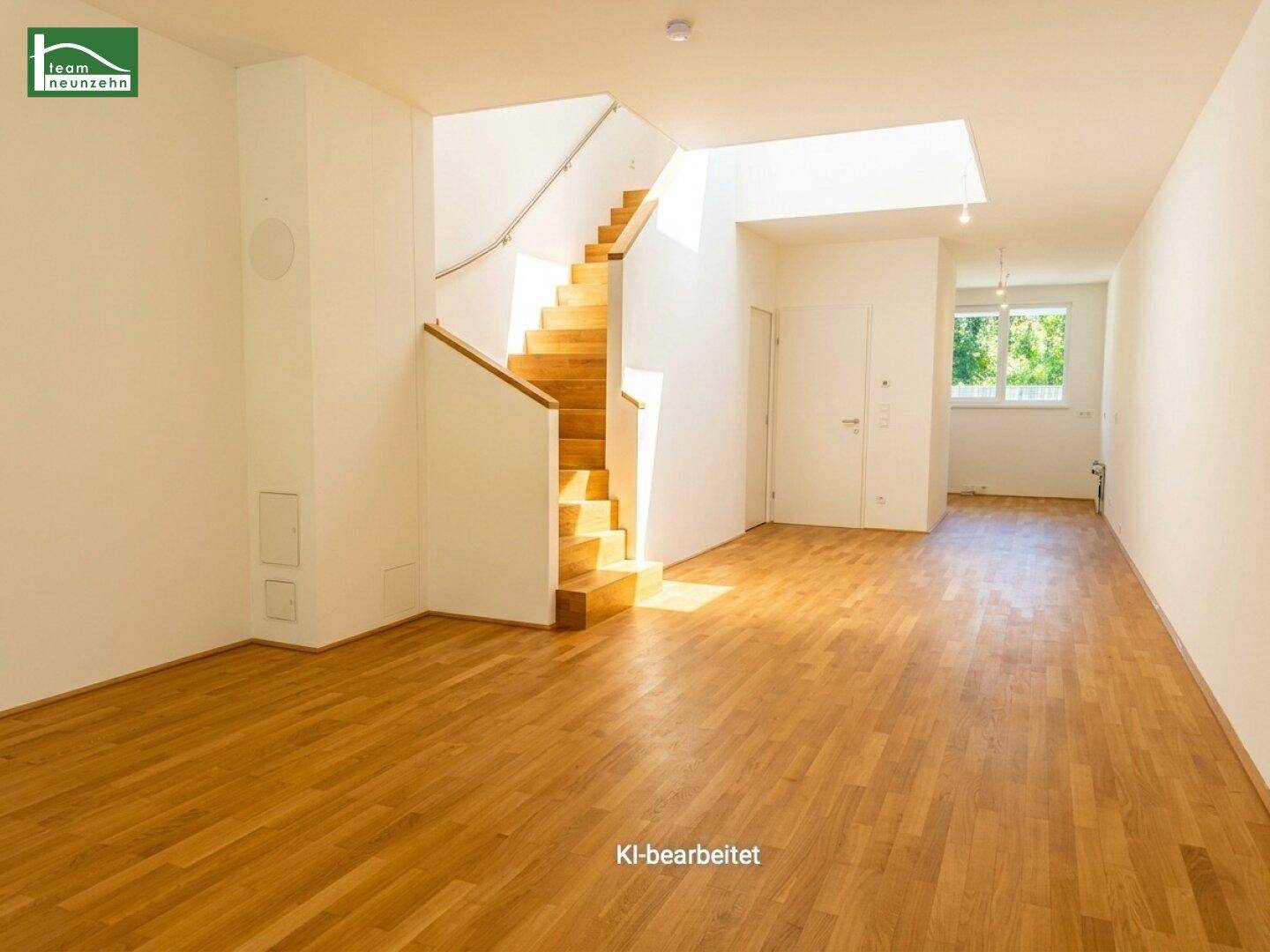 Lichtdurchfluteter Wohnbereich mit Holztreppe und Parkettboden, der zu den oberen Etagen führt.
