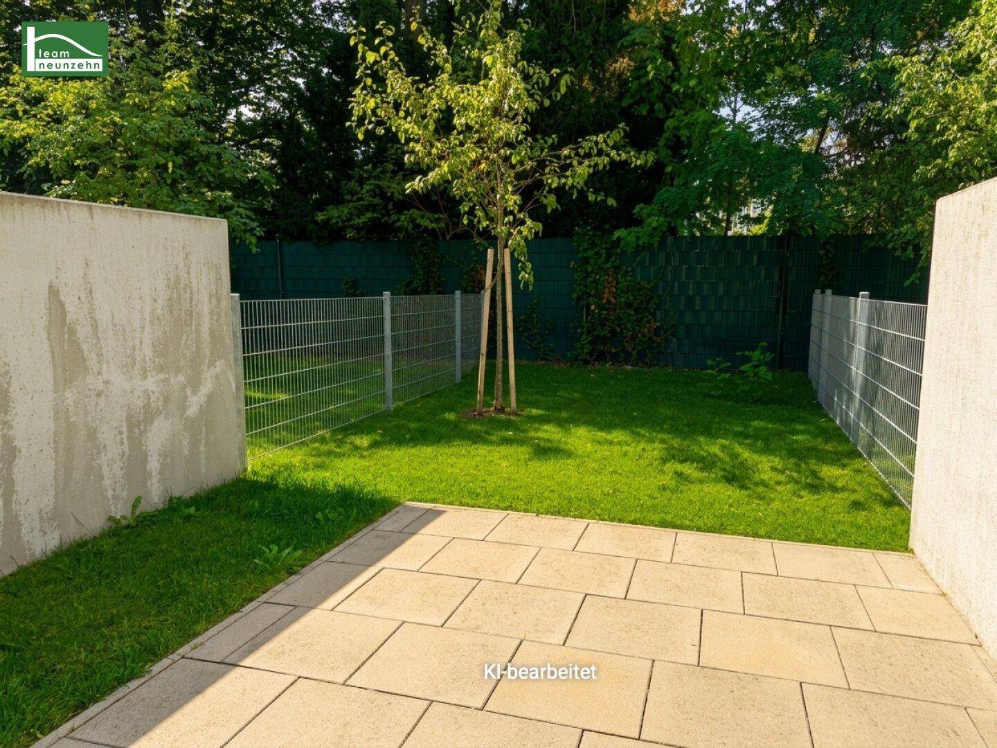 Kleiner privater Garten mit gepflasterter Terrasse und Rasenfläche, ideal zum Entspannen im Freien.