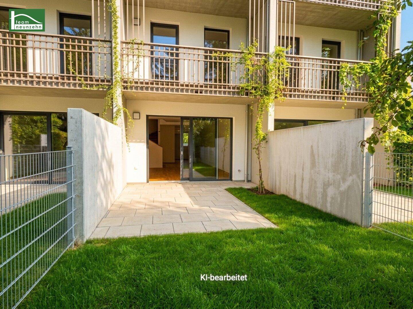 Blick vom Garten auf die Rückseite des Hauses mit Terrasse und großen Glasfronten.