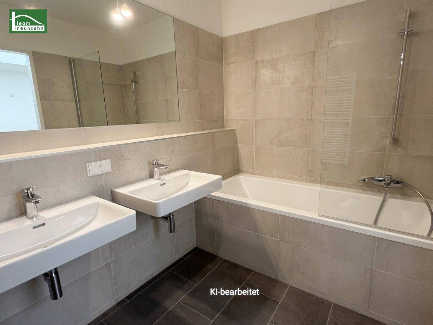 Modernes Badezimmer mit Badewanne, Doppelwaschbecken und großem Spiegel, in hellen Farbtönen gehalten.
