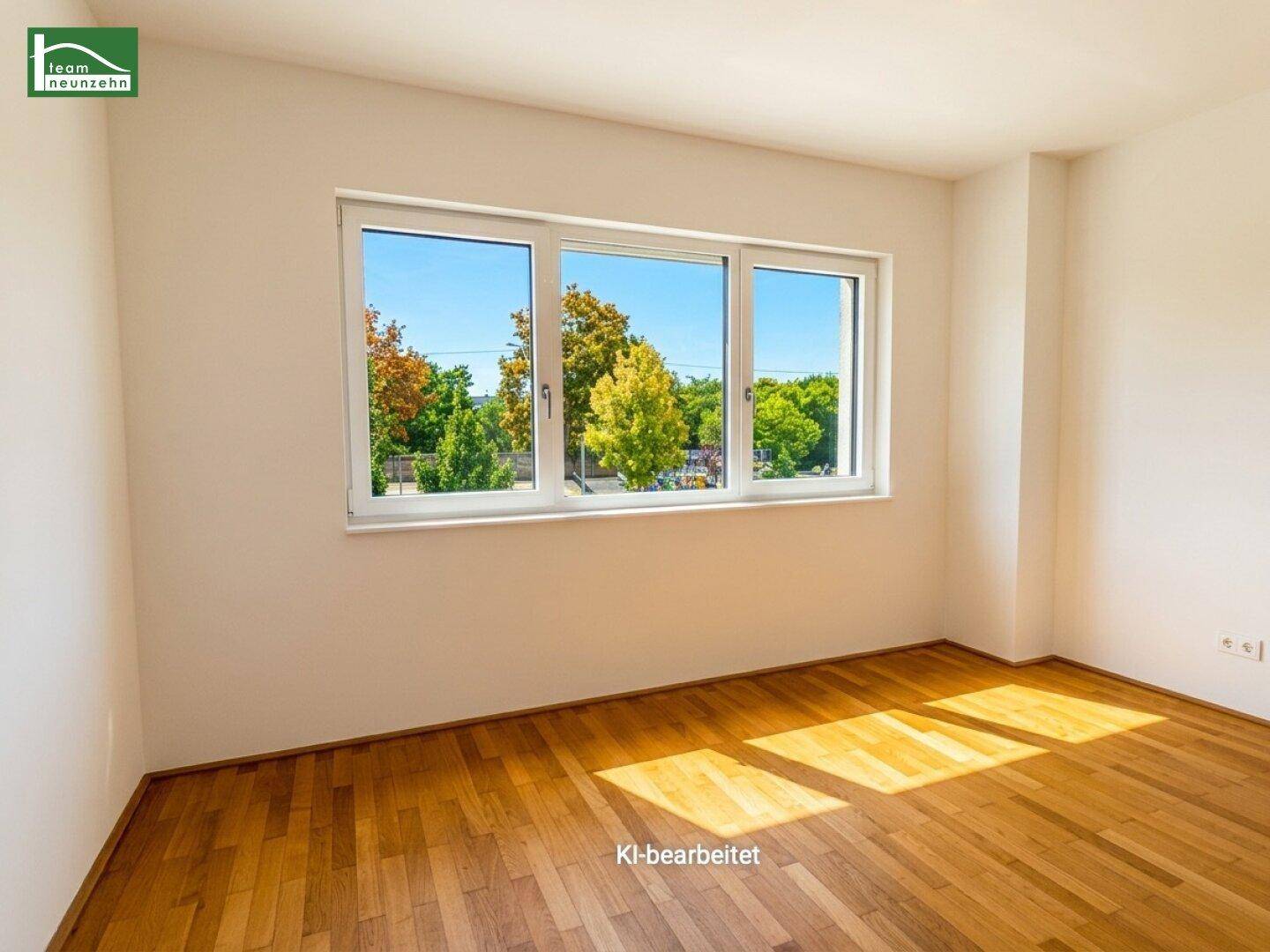 Geräumiges Zimmer mit hellem Parkett und weitem Blick auf die umliegende Natur.