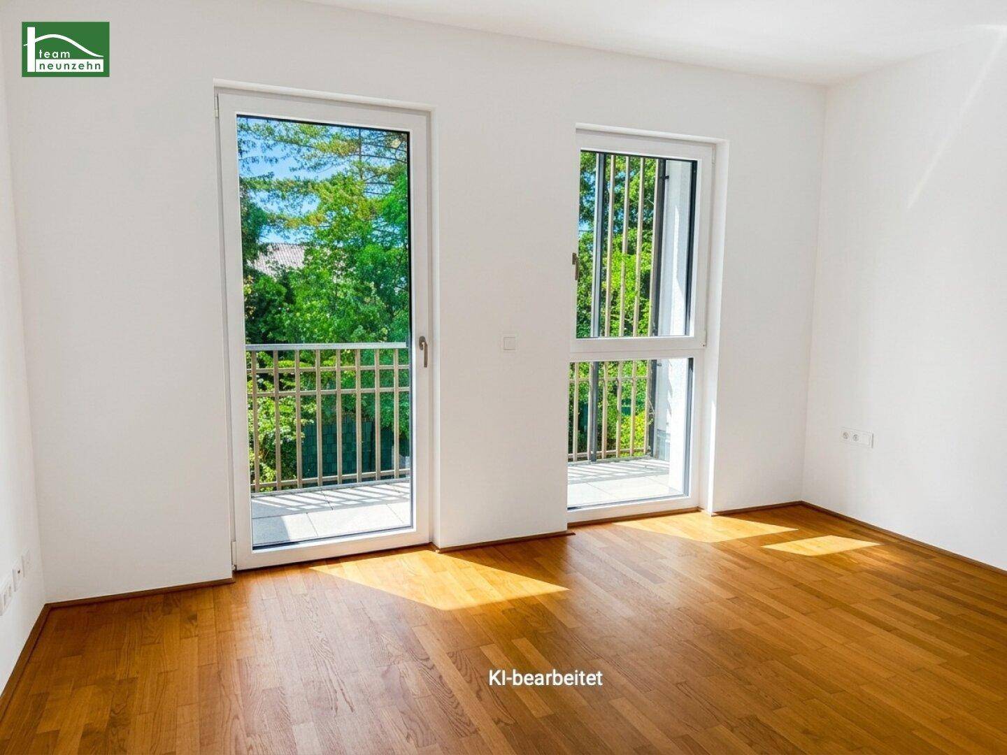 Helles Schlafzimmer mit Parkettboden und zwei französischen Balkonen, die viel Licht hereinlassen.