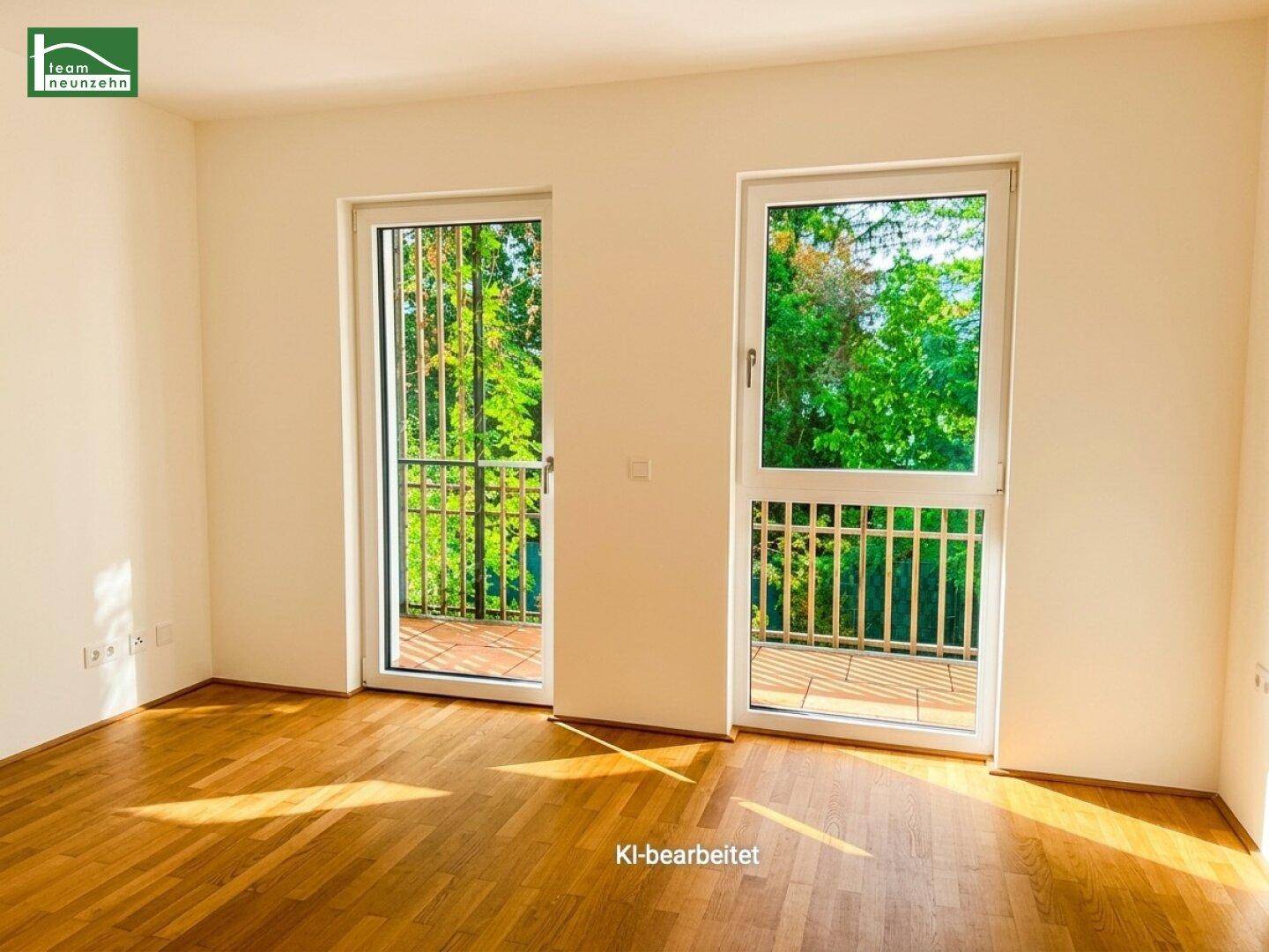 Geräumiges Zimmer mit hellem Parkettboden und Zugang zu zwei französischen Balkonen mit Grünblick.