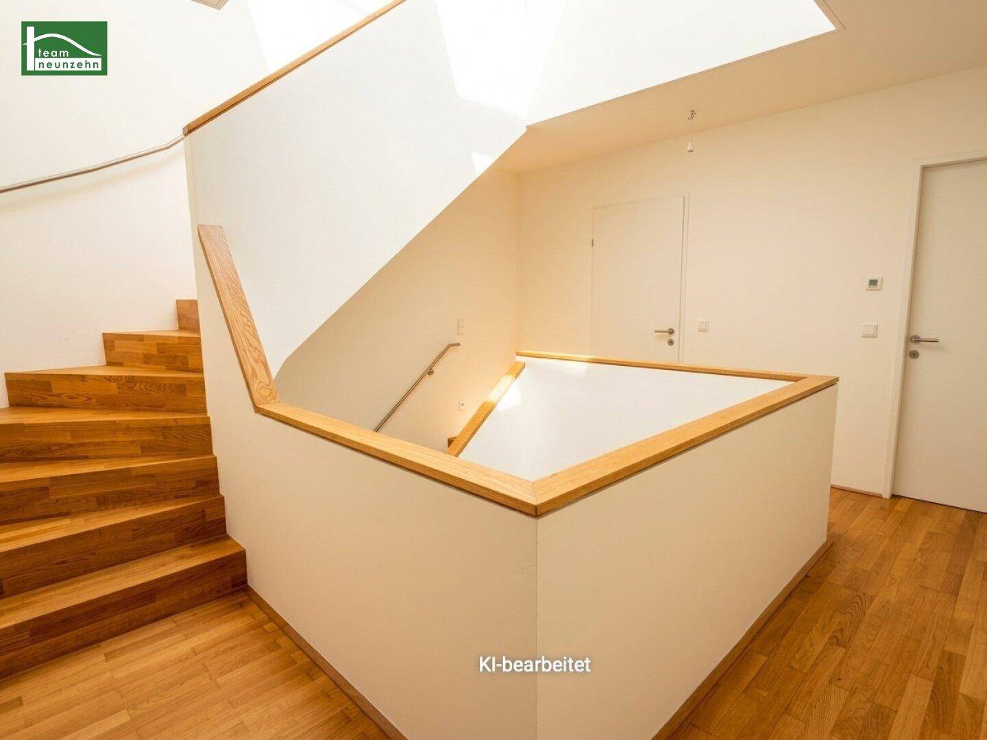 Moderne Holztreppe mit hellem Geländer und weißen Wänden, die die verschiedenen Etagen verbindet.