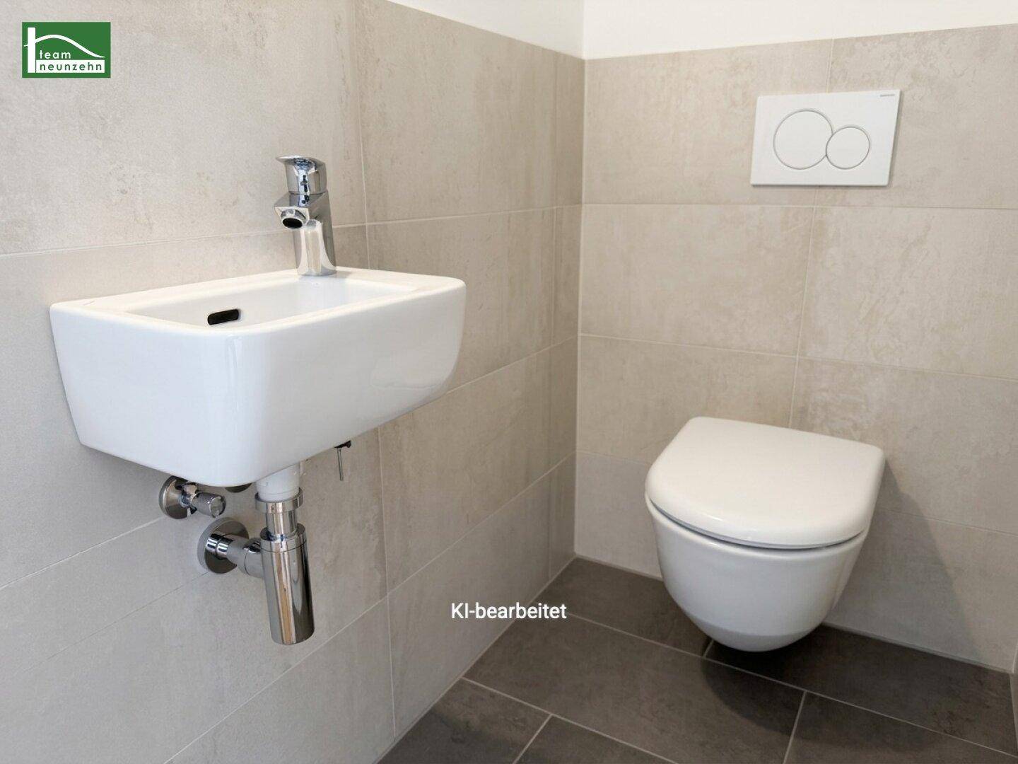Modernes Gäste-WC mit wandhängendem Waschbecken und Toilette, in hellen Fliesen gehalten.