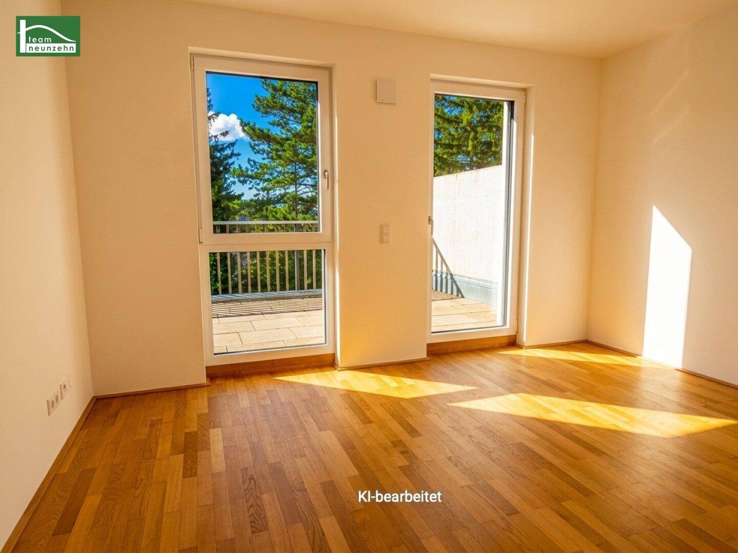 Lichtdurchfluteter Raum mit Parkettboden und großen Fenstern, die Zugang zur Terrasse bieten.