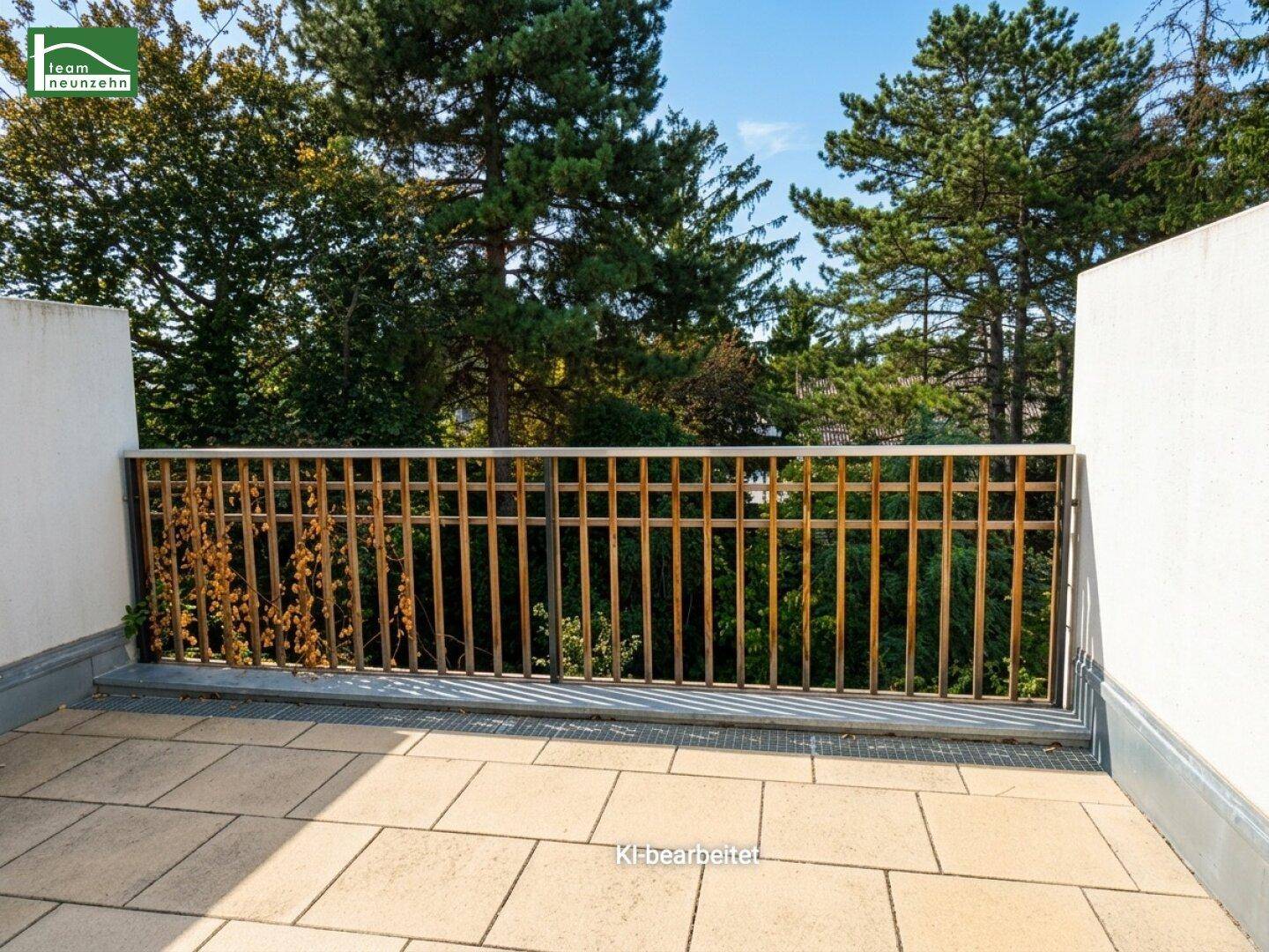 Sonniger Terrassenbereich mit Holzgeländer und Blick ins Grüne, ideal zum Entspannen.