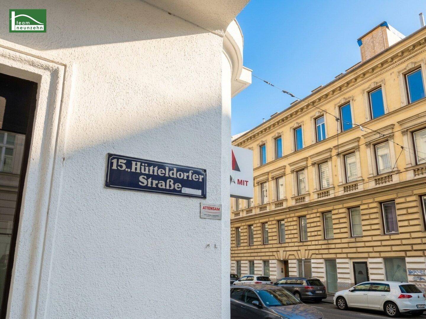 Straßenschild "15. Hütteldorfer Straße" an einem Gebäude mit klassischer Architektur.