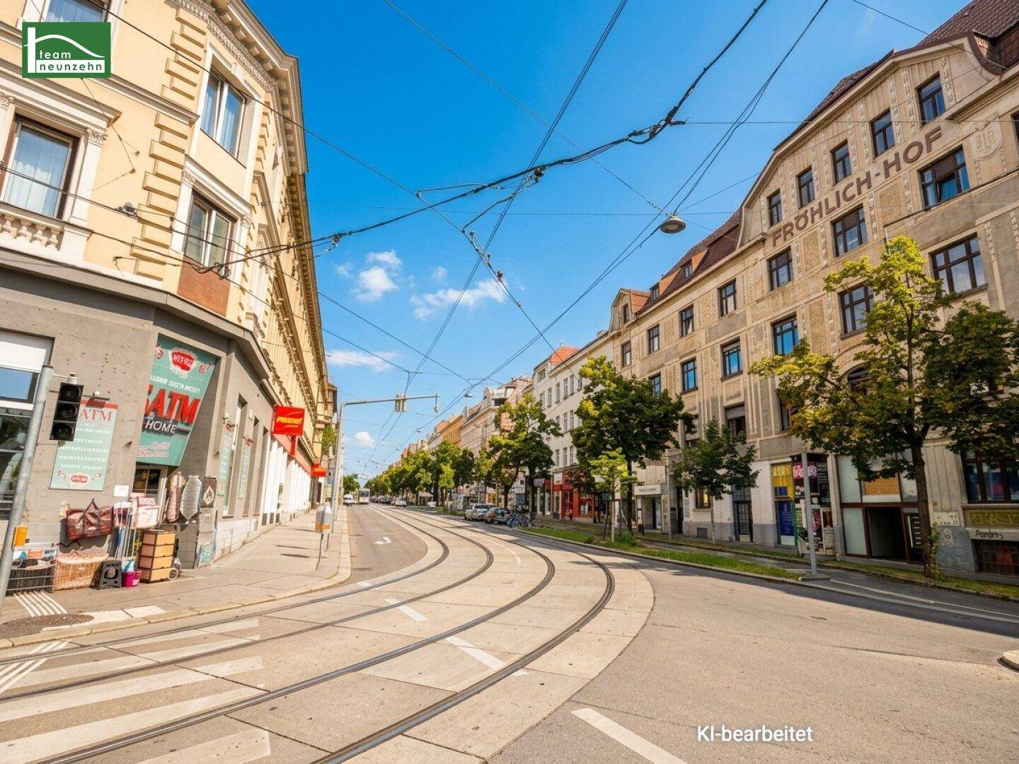 Belebtes Stadtbild mit Straßenbahnschienen, historischen Gebäuden und Bäumen.