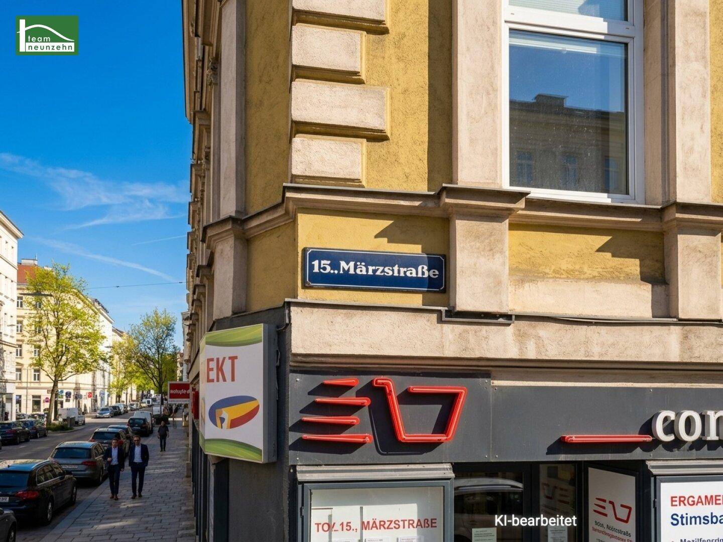 Straßenschild "15. Märzstraße" an der Ecke eines Gebäudes mit Geschäften.