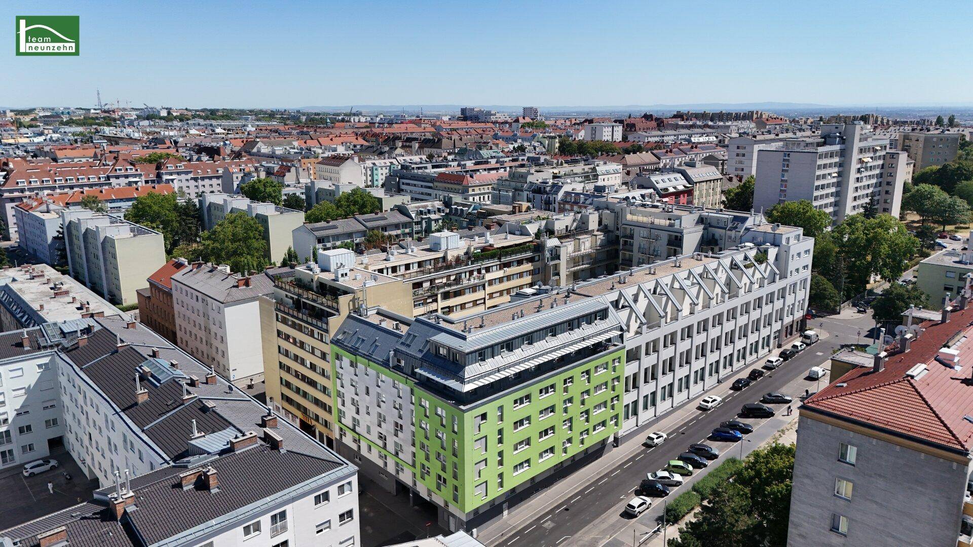 Panoramablick über die Stadt mit verschiedenen Gebäudefassaden und Dächern.