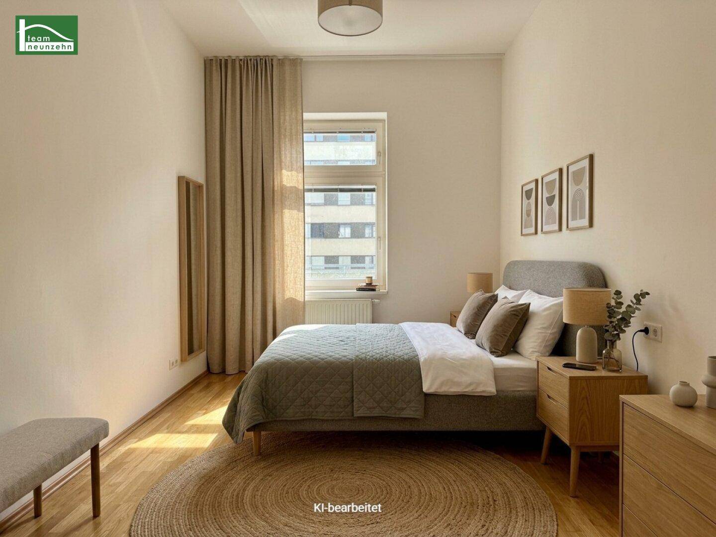 Virtuell eingerichtetes Schlafzimmer mit Doppelbett, Holzboden und Vorhängen.