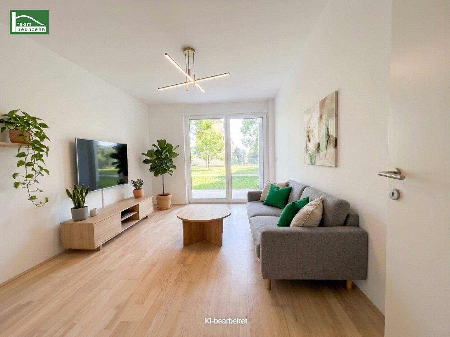 Modern eingerichtetes Wohnzimmer mit Holzboden, Sofa und direktem Zugang zum grünen Außenbereich.