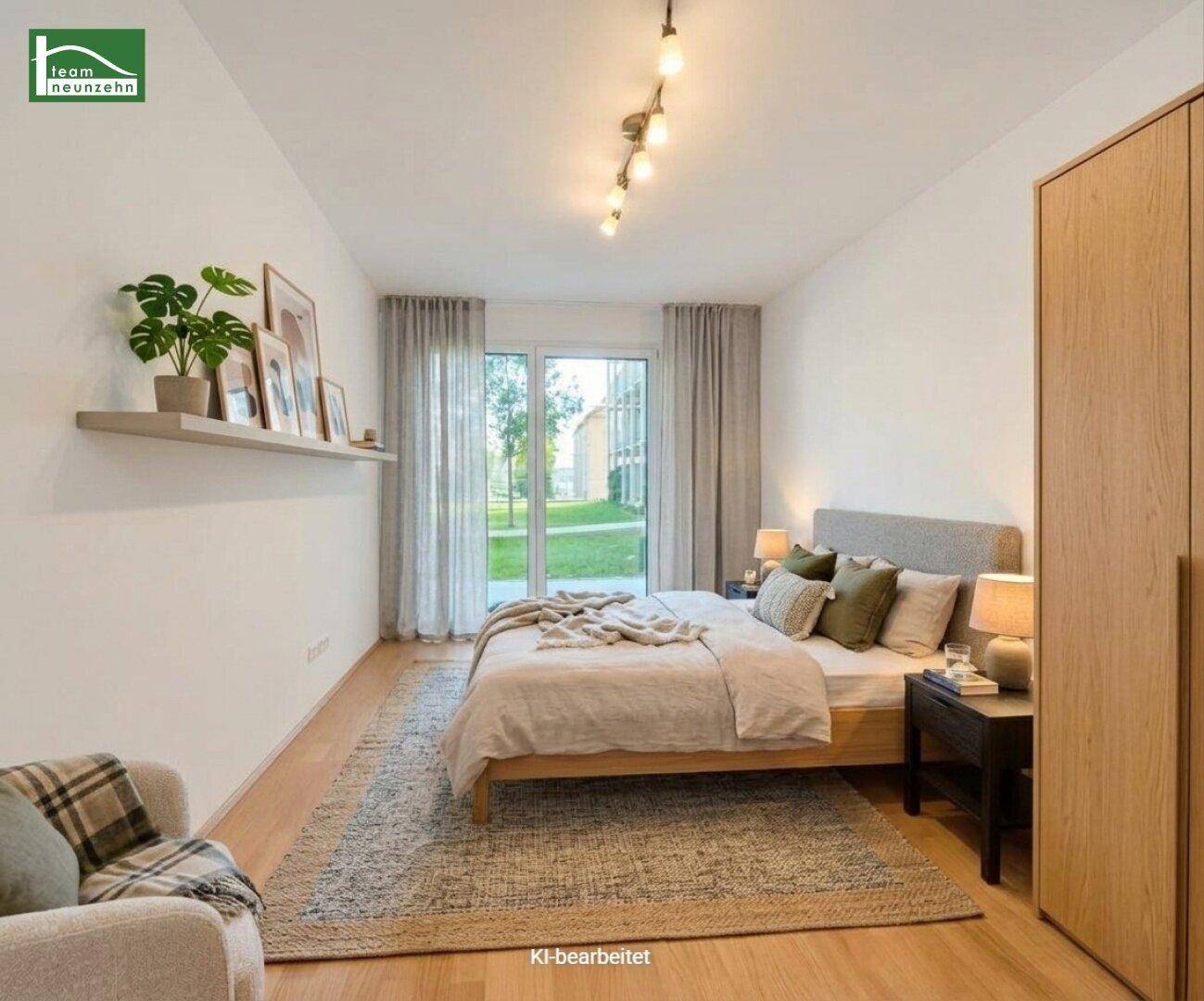 Gemütliches Schlafzimmer mit Holzboden, modernem Bett und direktem Zugang zum Gartenbereich.
