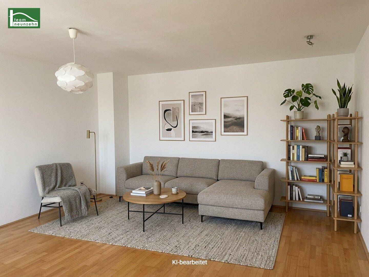 Virtuell inszeniertes Wohnzimmer mit modernem Sofa, Bücherregal und stilvoller Dekoration.