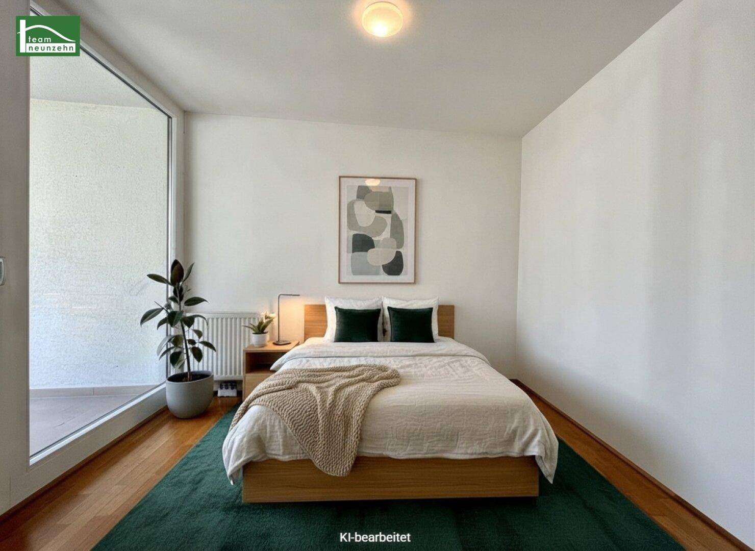 Helles Schlafzimmer mit Holzboden, modernem Bett und großem Fenster zum Balkon.