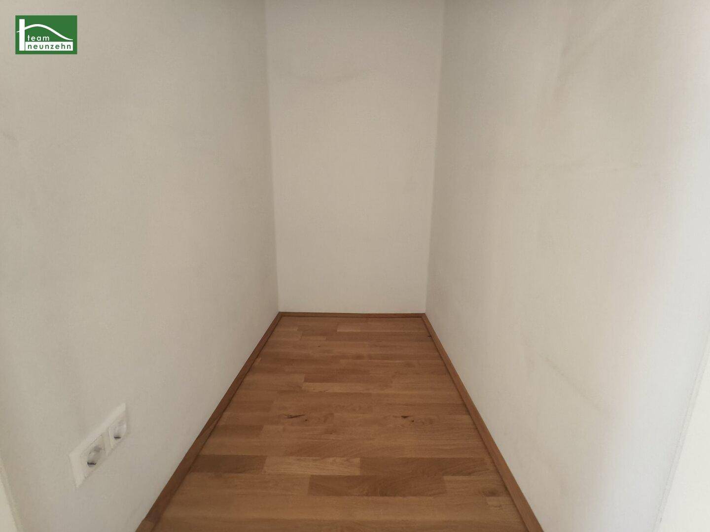 Praktischer Abstellraum mit Parkettboden und weißen Wänden, ideal für zusätzlichen Stauraum.
