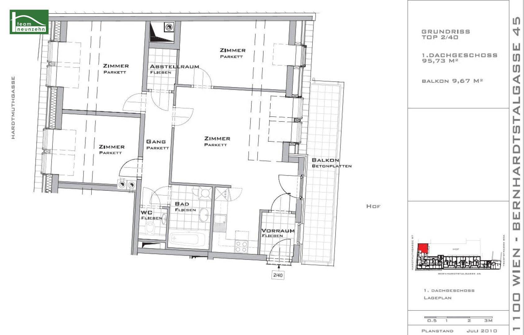 Grundrissplan einer Wohnung im Dachgeschoss mit mehreren Zimmern, Bad, separatem WC und Balkon.