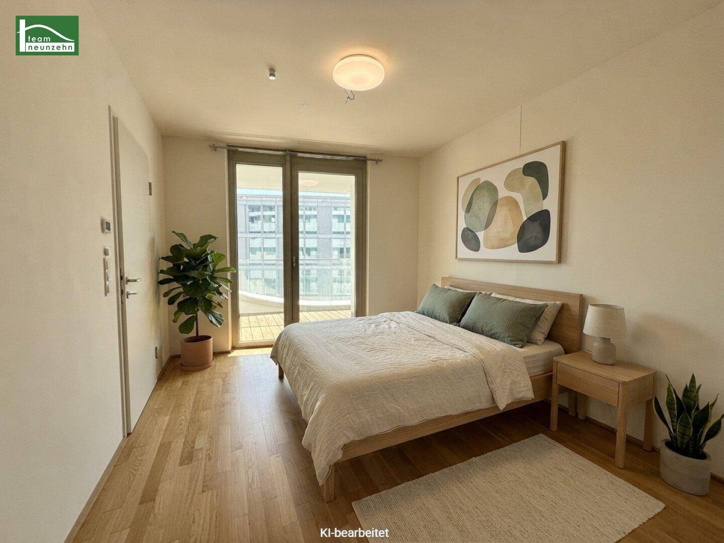Gemütliches Schlafzimmer mit Holzboden, Doppelbett und Zugang zum Balkon.