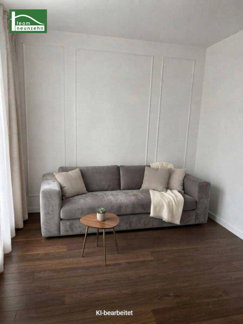 Gemütliches Wohnzimmer mit einem grauen Sofa, dunklem Holzboden und dekorativen Wandpaneelen.