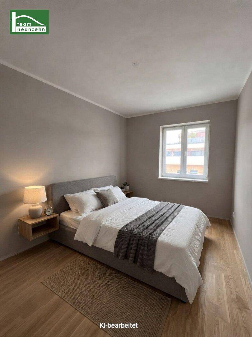 Helles Schlafzimmer mit einem bequemen Doppelbett, schwebenden Nachttischen und einem Fenster.
