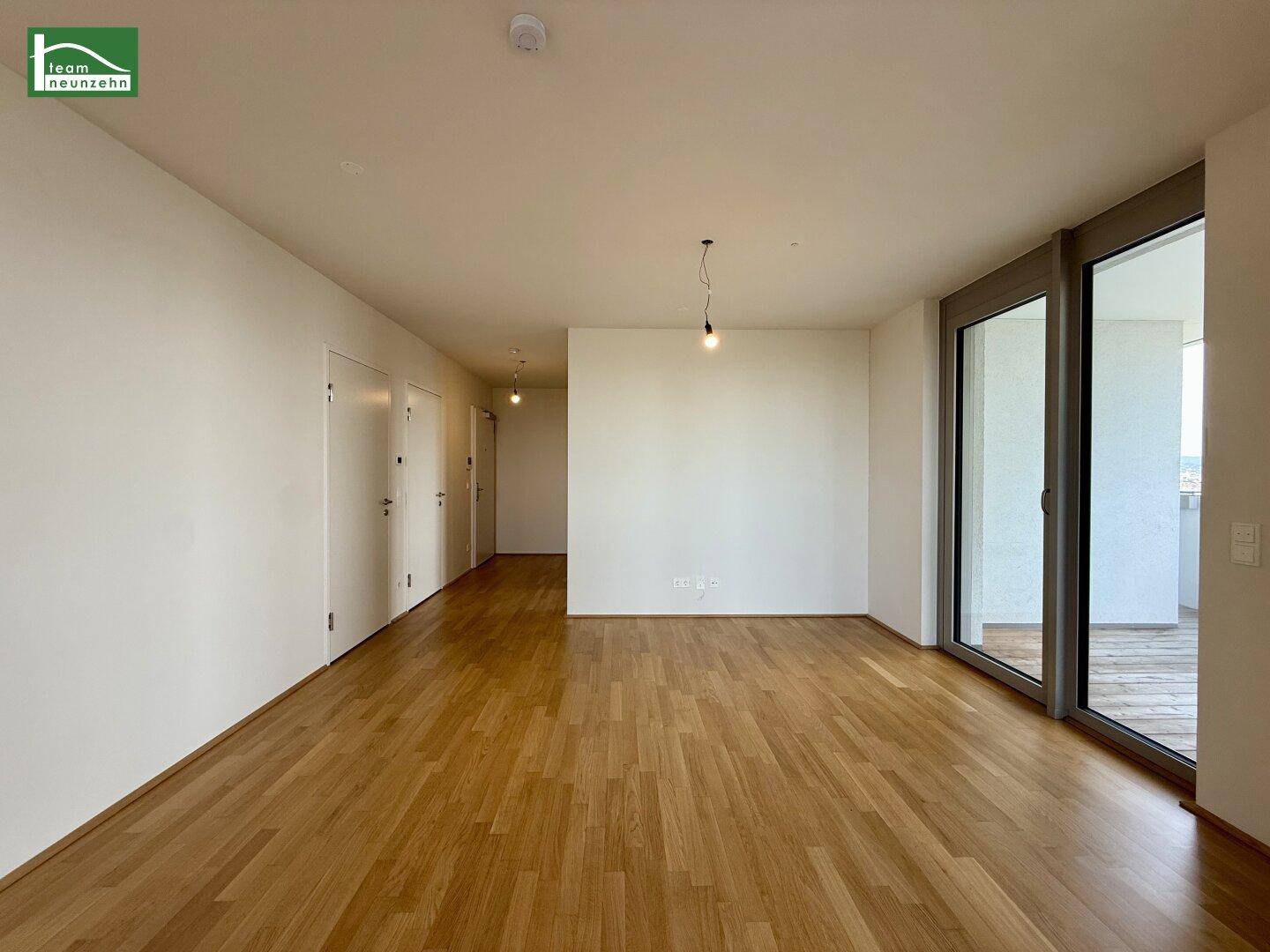 Langer Flur mit Holzboden und mehreren Türen, der zu den weiteren Räumen führt.