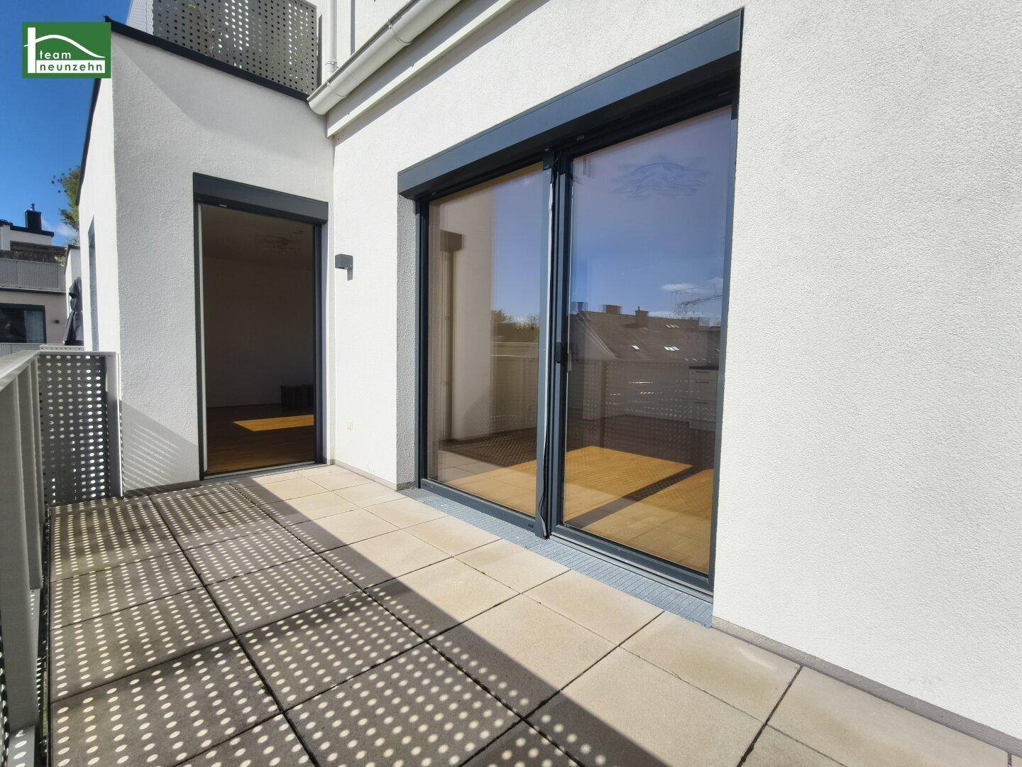 Geräumiger Balkon mit Fliesenboden und großzügiger Schiebetür zum Innenbereich.