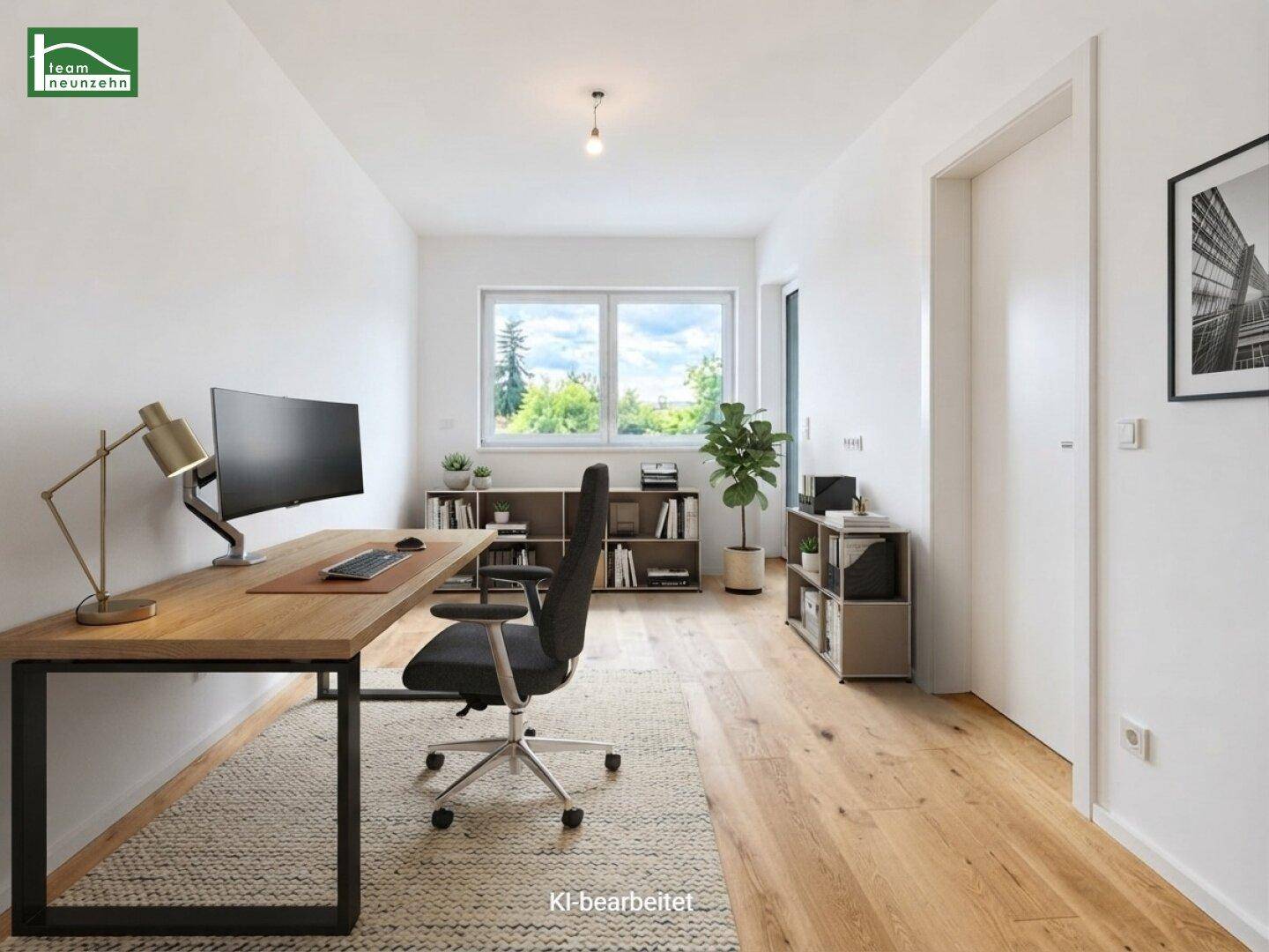 Modernes Büro mit Holztisch, Bücherregalen und Blick ins Grüne durch große Fenster.