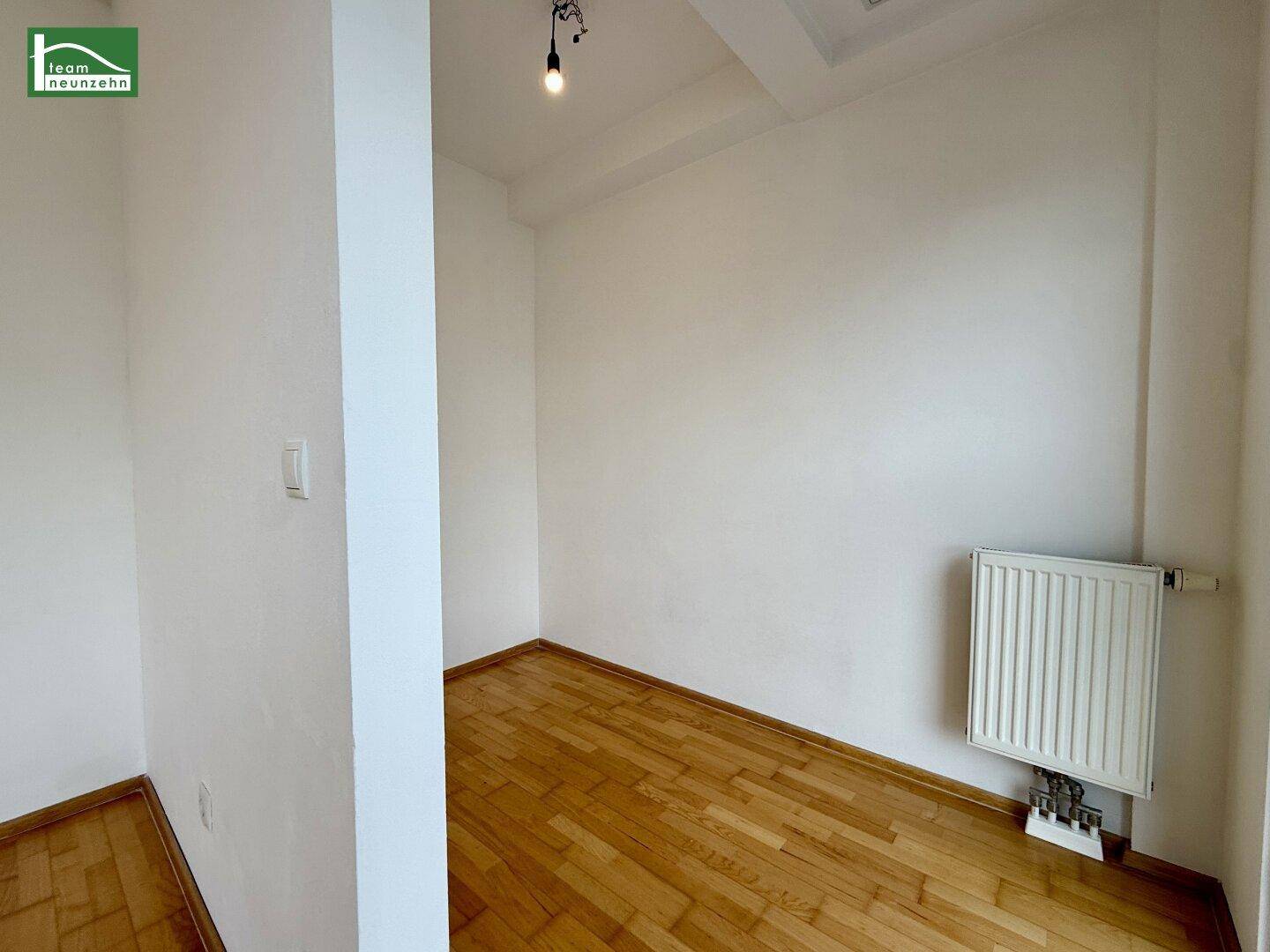 Kleiner, heller Raum mit Parkettboden und Heizkörper, ideal als Büro oder Gästezimmer.
