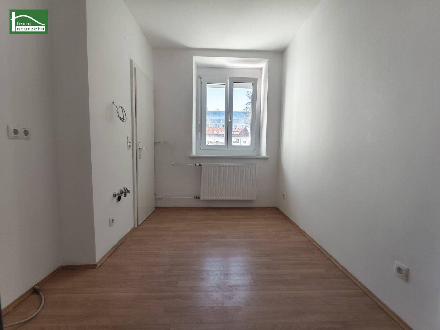 Kleineres, helles Zimmer mit Laminatboden und Fenster, ideal als Schlaf- oder Arbeitszimmer nutzbar.