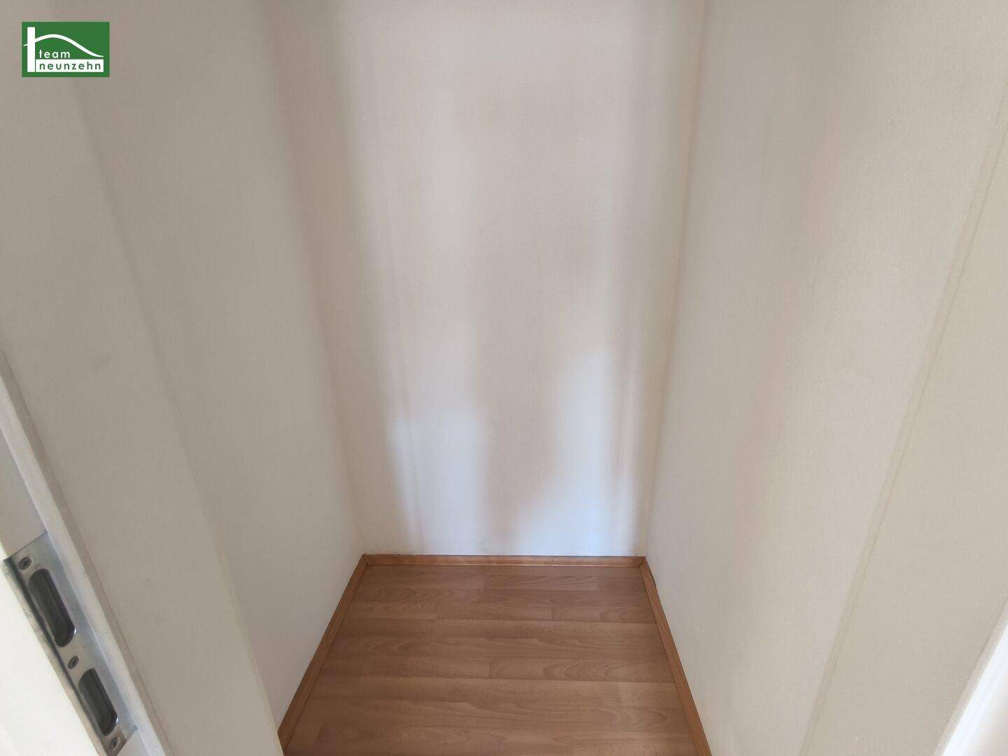 Kleiner, praktischer Abstellraum mit Laminatboden und weißen Wänden, ideal für zusätzlichen Stauraum.