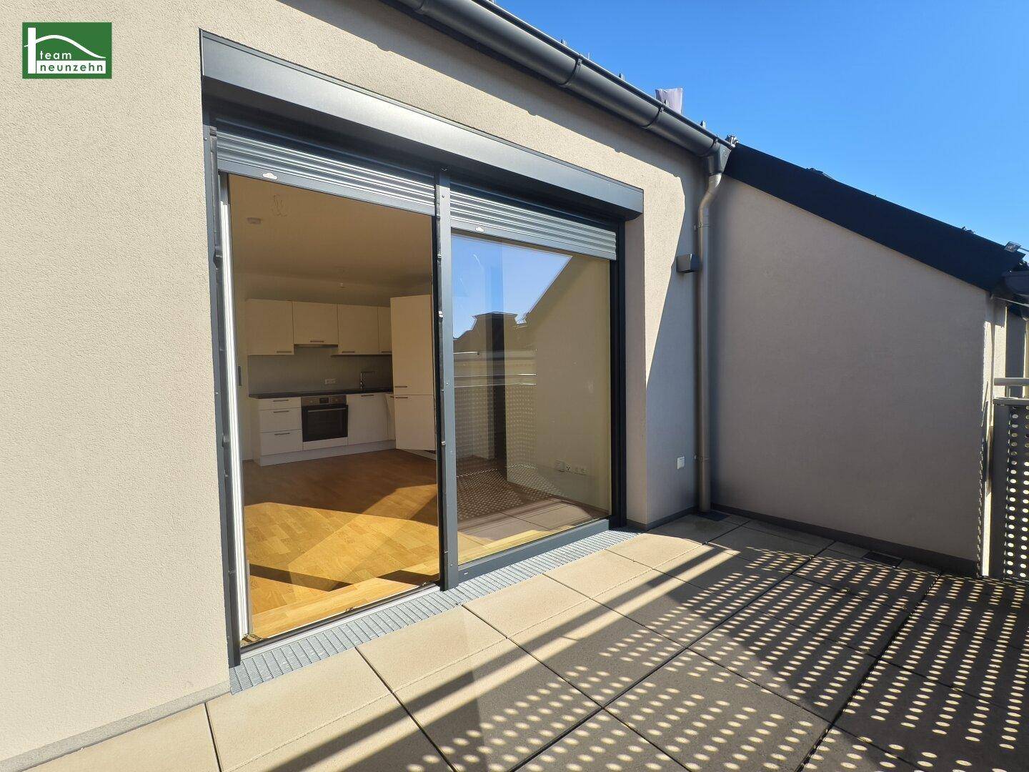 Geräumiger Balkon mit Schiebetür zum Innenbereich, bietet viel Tageslicht und frische Luft.