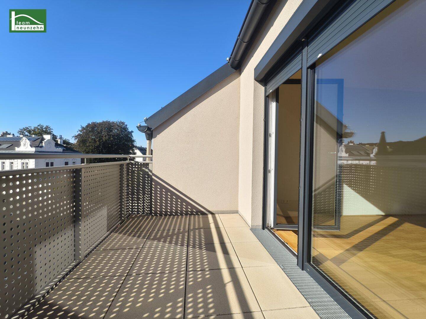 Sonniger Balkon mit Metallgeländer und Fliesenboden, bietet einen angenehmen Außenbereich zum Entspannen.