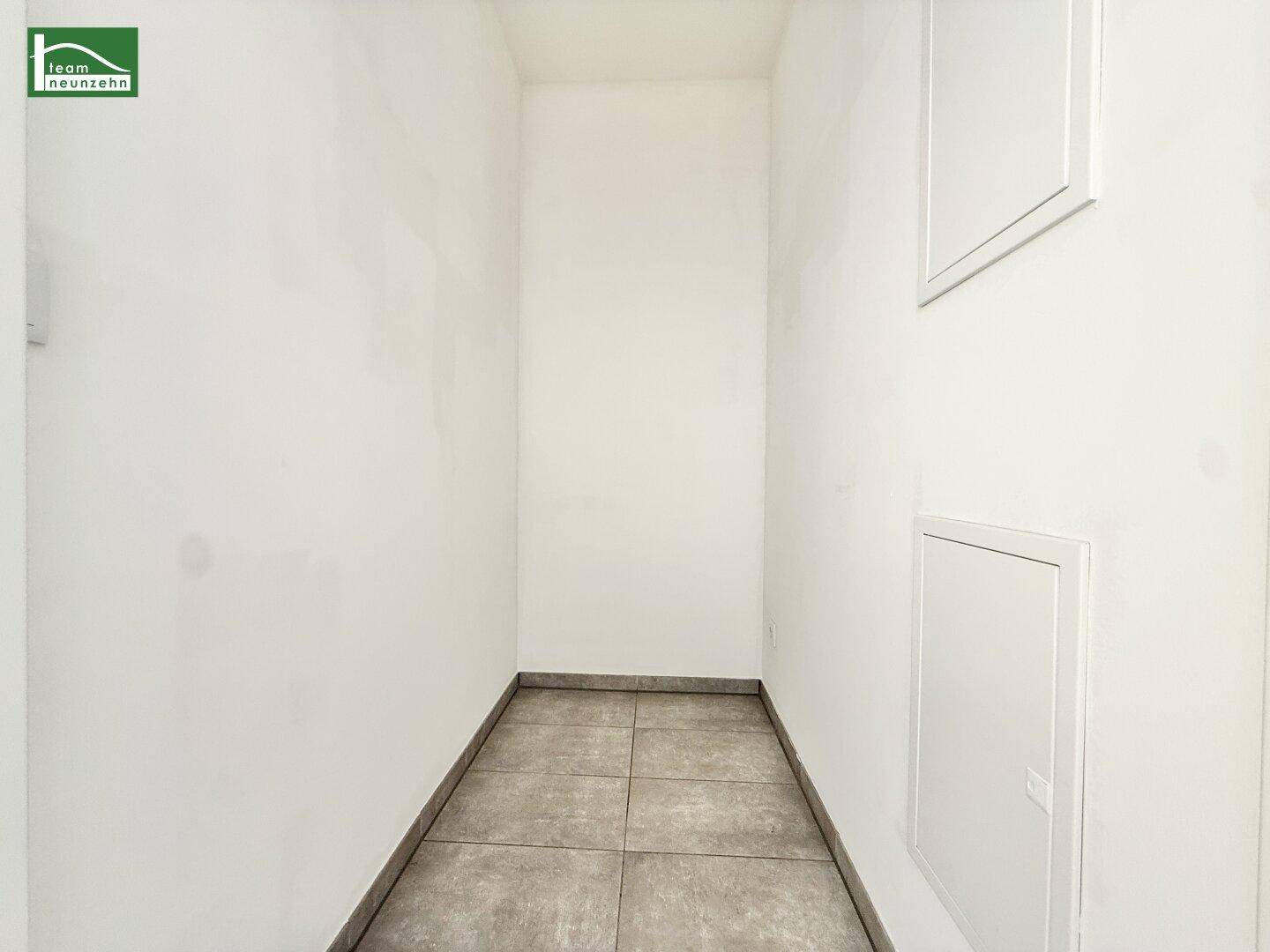 Praktischer Abstellraum mit Fliesenboden für zusätzlichen Stauraum in der Wohnung.