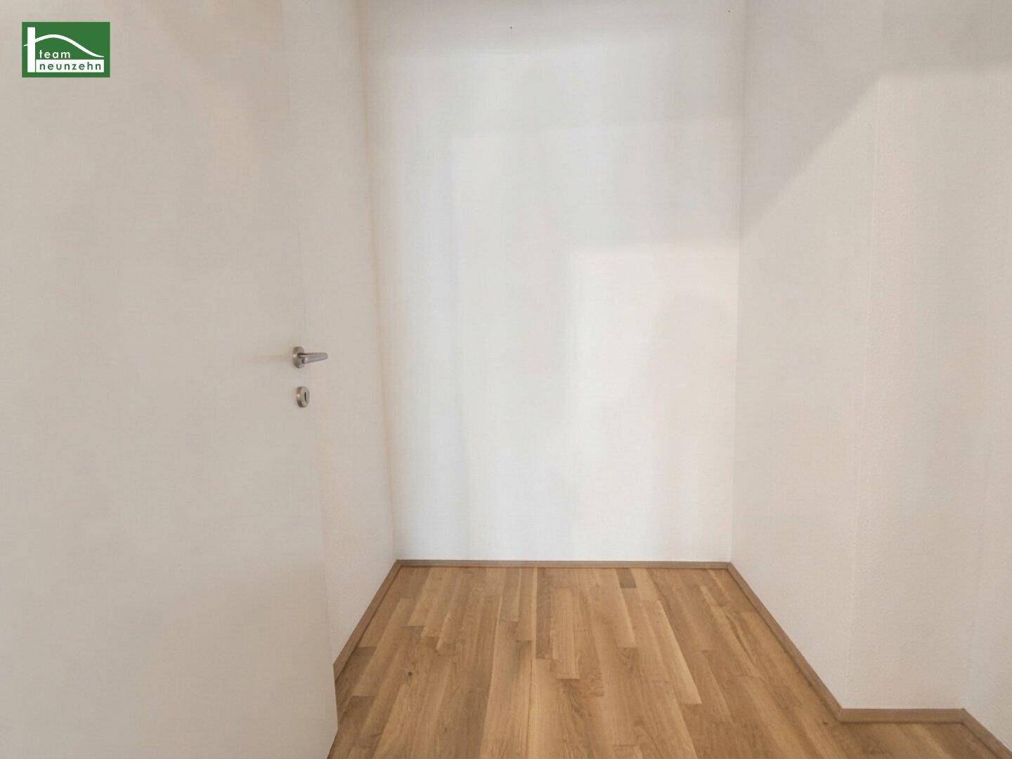 Kleiner Abstellraum mit Holzboden, ideal für zusätzlichen Stauraum.