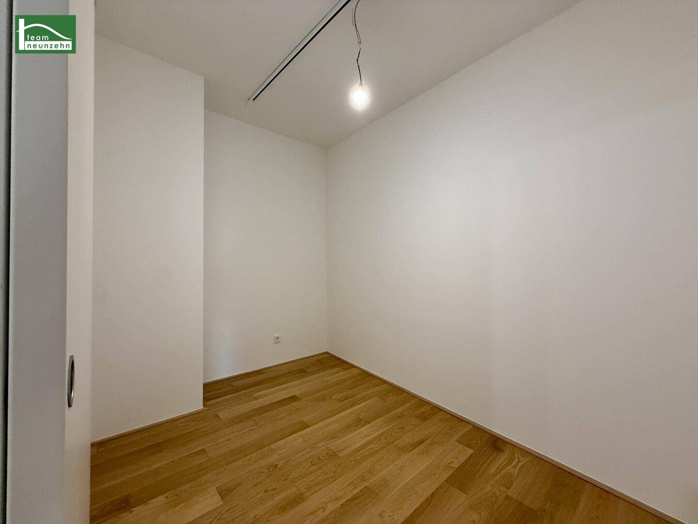 Kleiner, heller Raum mit Holzboden, vielseitig nutzbar als Büro oder Gästezimmer.
