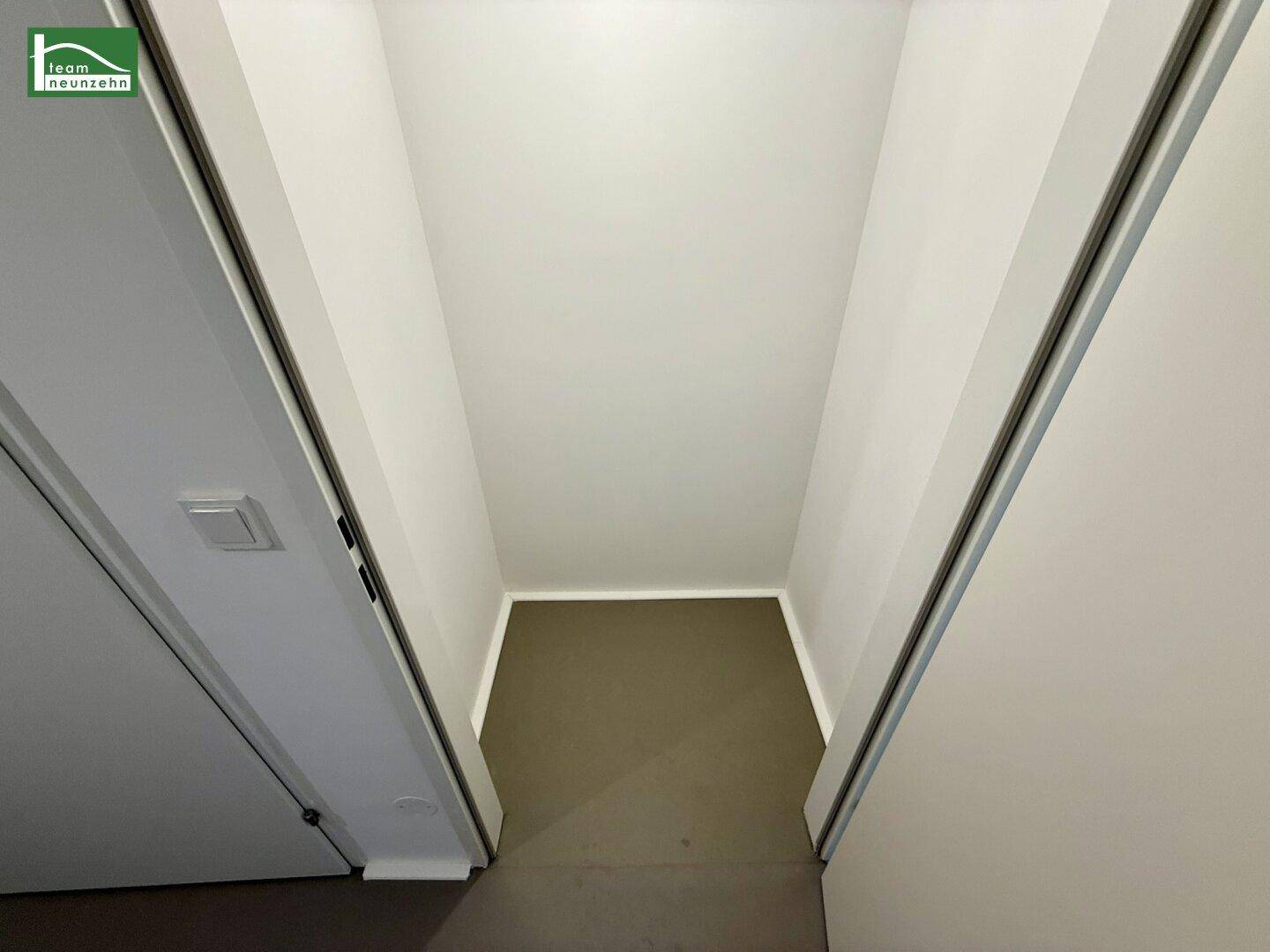 Praktischer Abstellraum unter der Treppe oder in einer Nische.