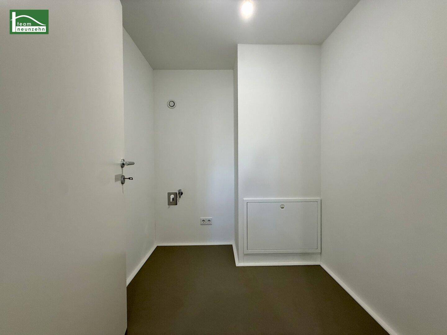 Hauswirtschaftsraum mit Anschlüssen für Waschmaschine und Trockner.