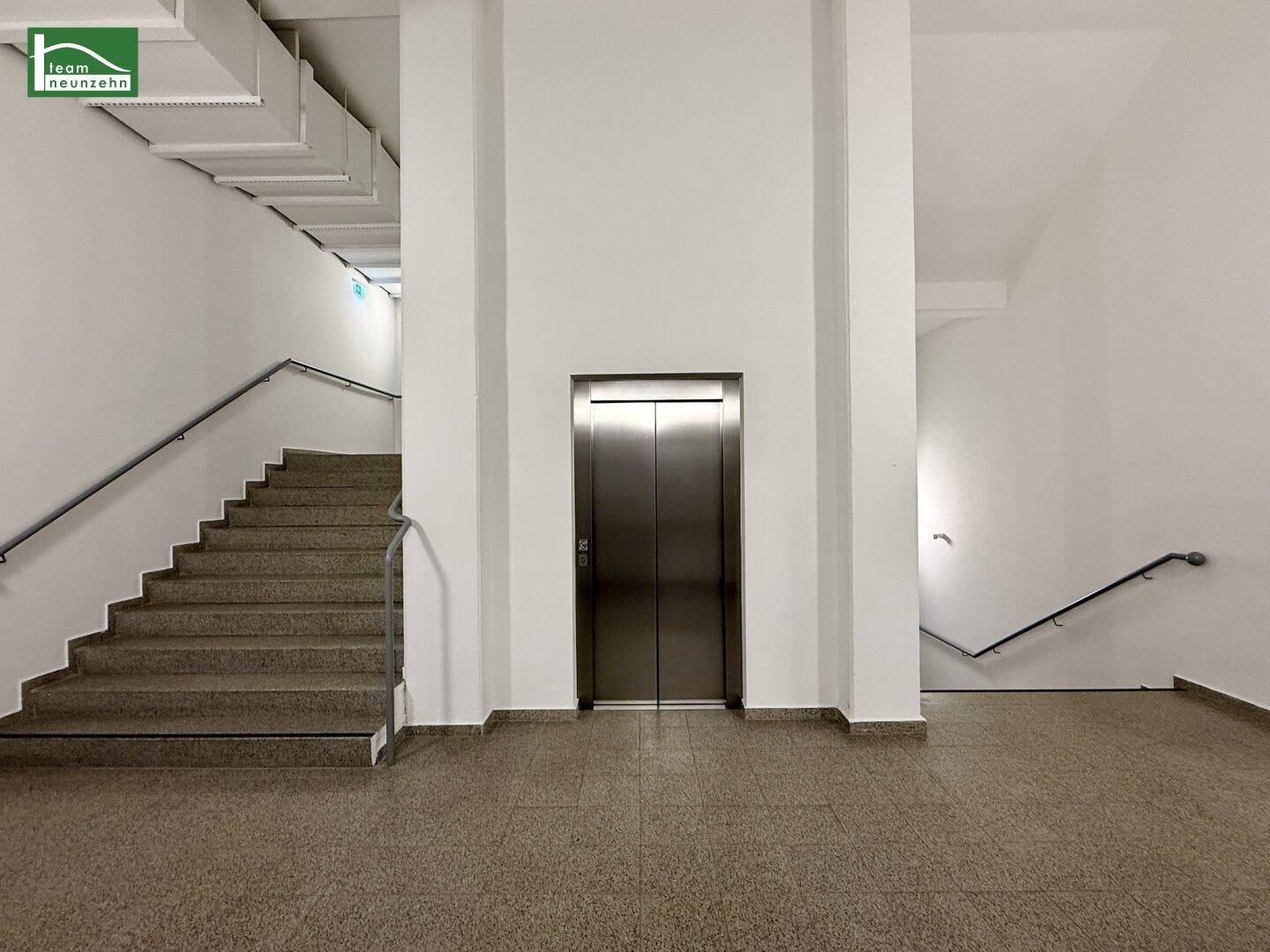 Gemeinschaftsbereich mit Treppenhaus und modernem Aufzug.