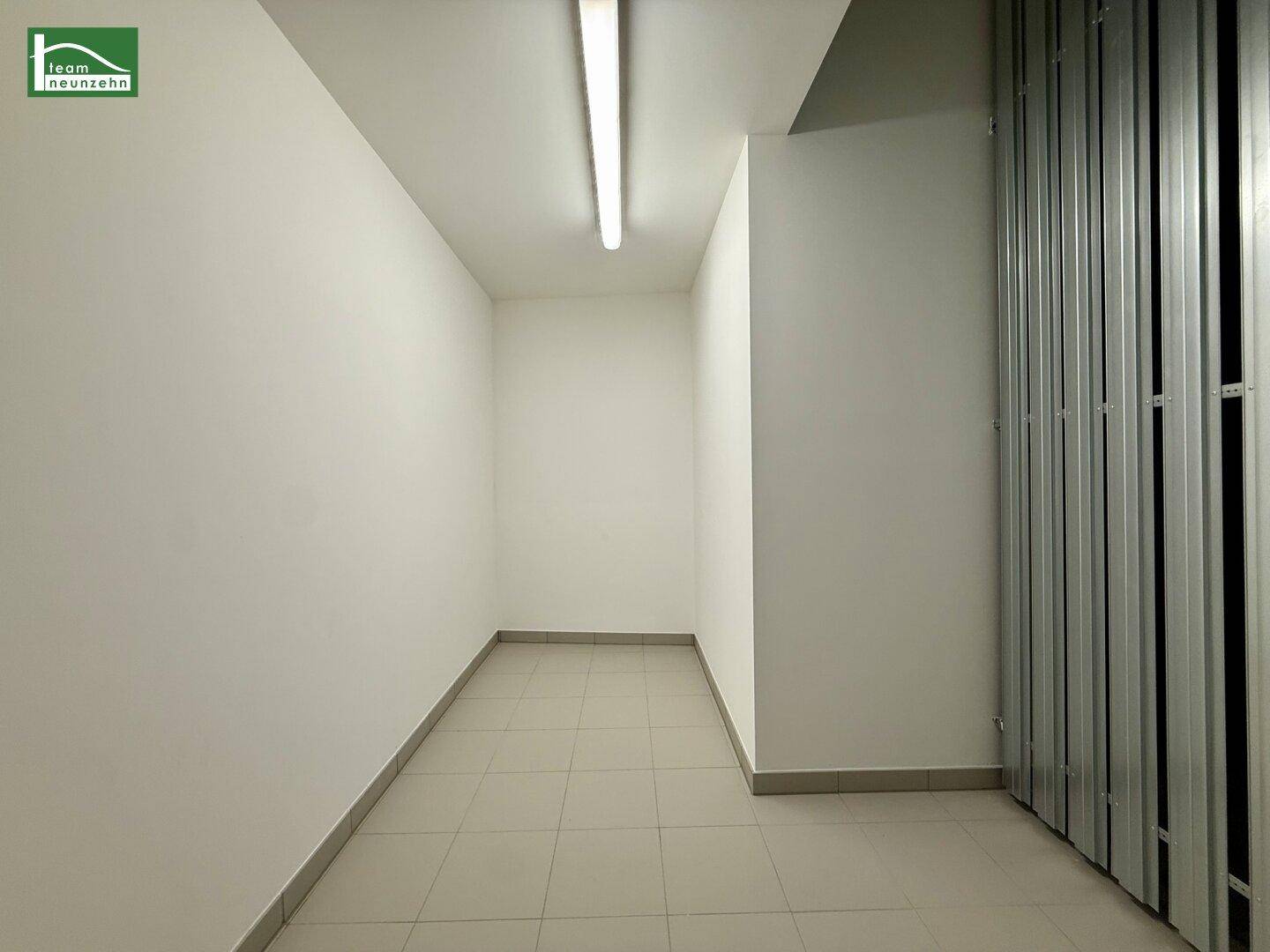 Geräumiger Abstellraum mit Metallwänden, ideal für zusätzlichen Stauraum.