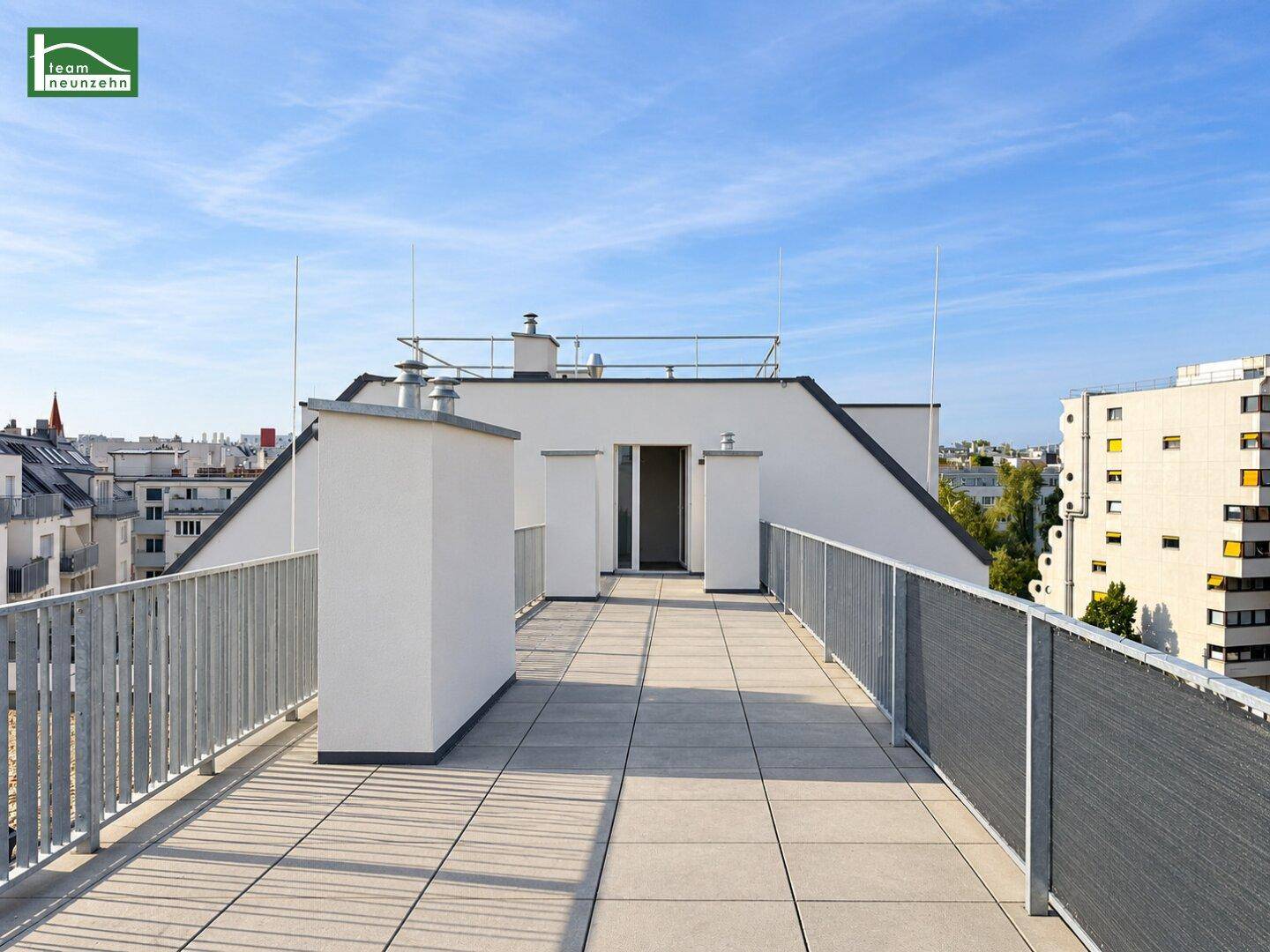 Geräumige Dachterrasse mit Fliesenboden und weitem Blick über die Stadtlandschaft.