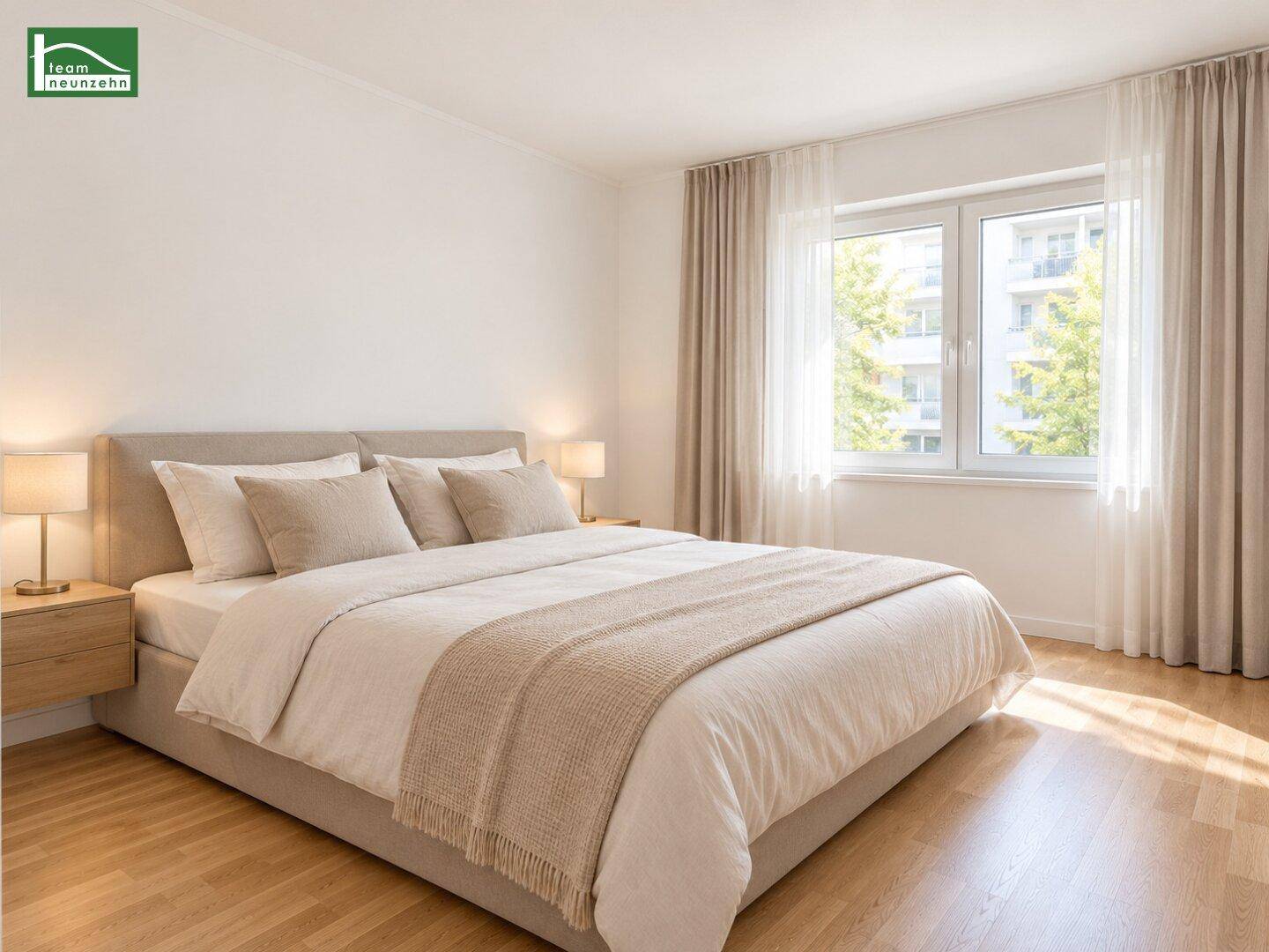 Helles Schlafzimmer mit Doppelbett, Holzboden und großem Fenster für viel Tageslicht.