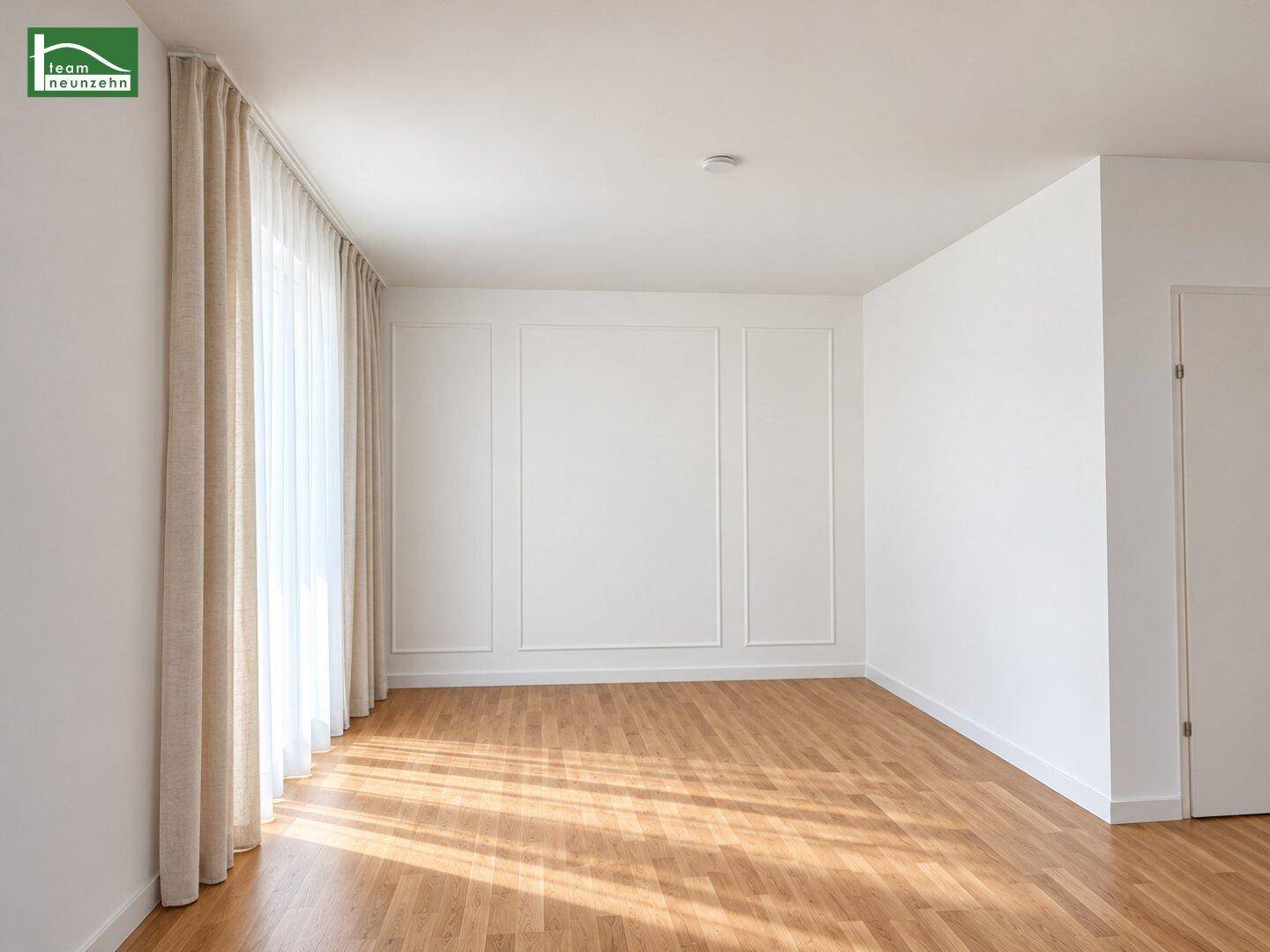 Heller, leerer Raum mit Holzboden, dekorativen Wandpaneelen und viel Tageslicht.