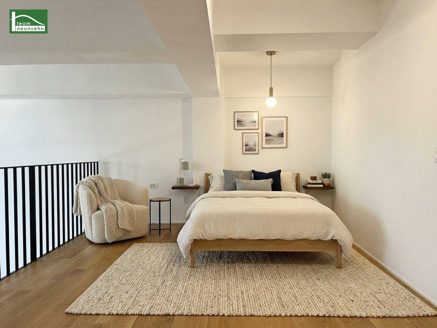 Gemütliches Schlafzimmer auf der Galerie mit Holzboden und minimalistischer Einrichtung.
