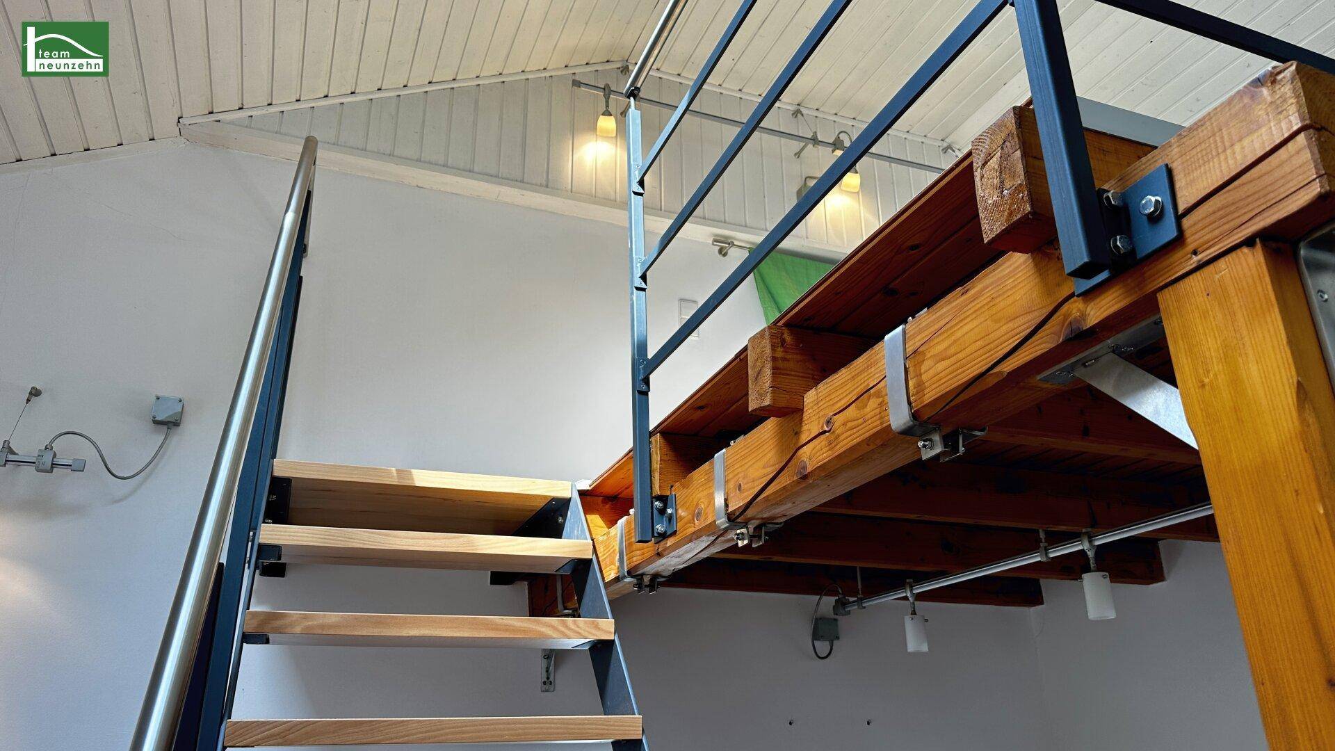 Detailansicht der Holztreppe, die zum Schlafbereich auf der Galerie führt.